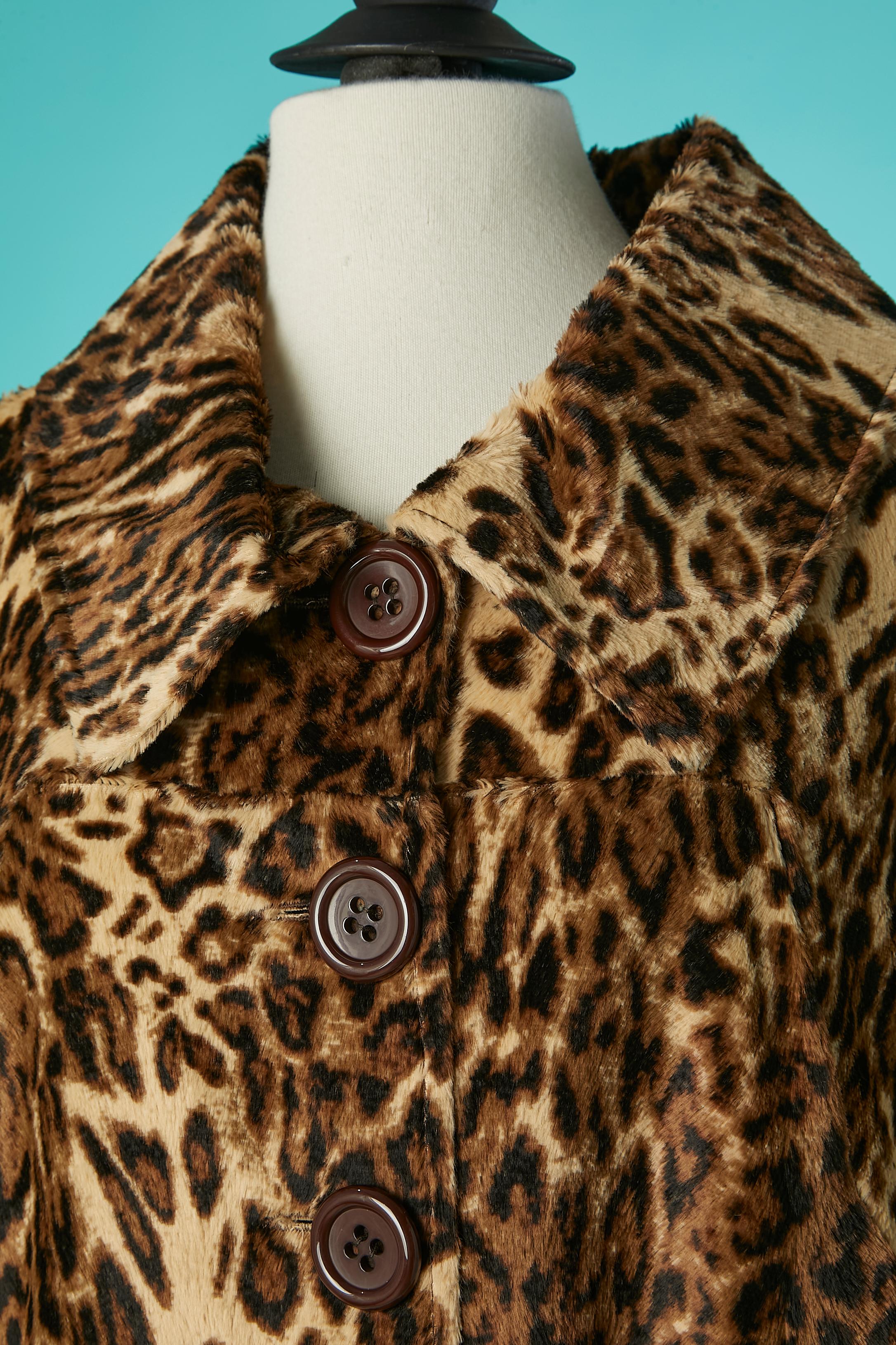 Faux fur A-Line coat in faux velvet fur with animal print. Fabric composition: cotton & acrylic. Lining ( with check pattern) composition: acetate. 
Button and buttonhole closure on the middle front. Pocket on both side. 
SIZE 42 (Fr) L 