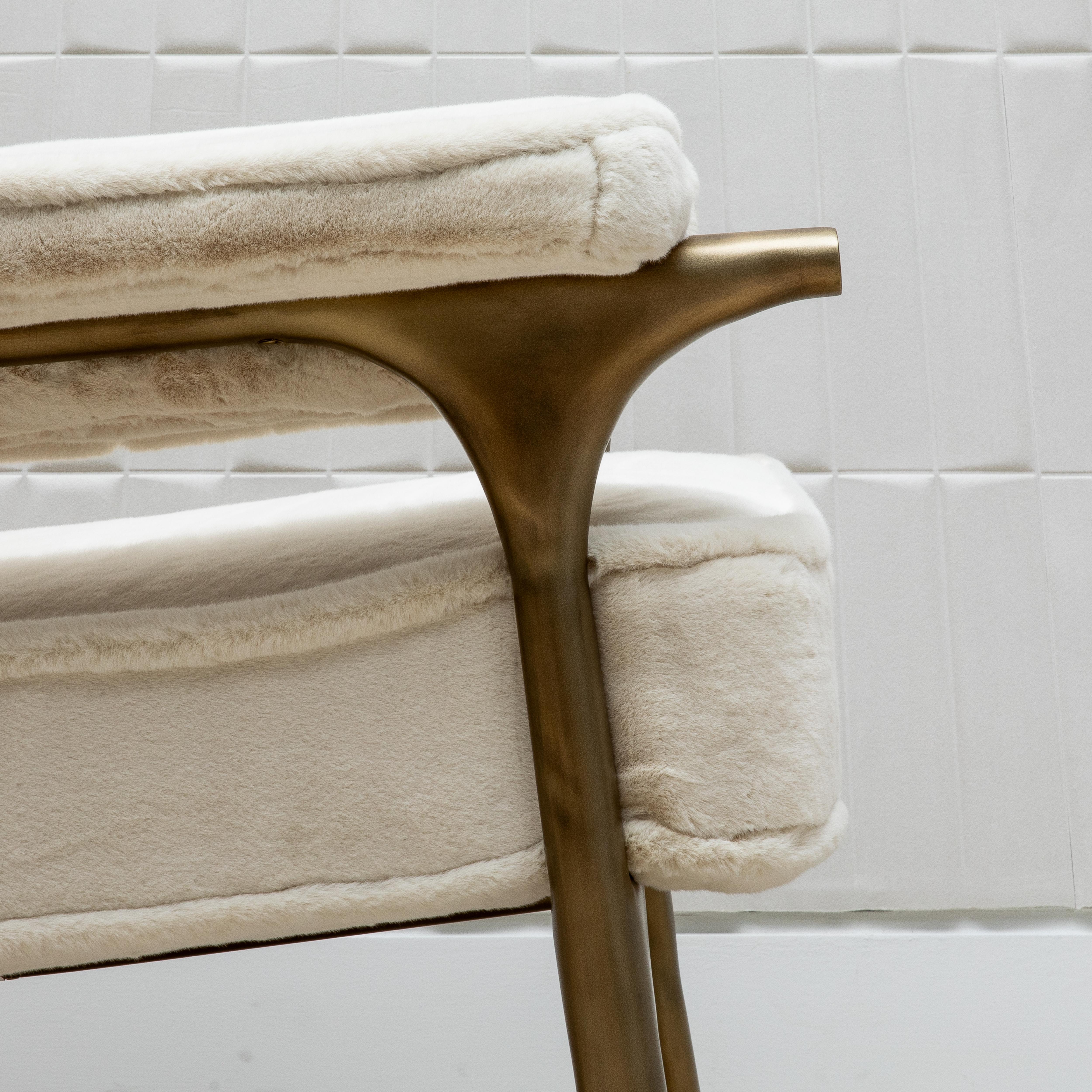 Fauteuil et pouf en fausse fourrure avec accents en laiton patiné par R&Y Augousti en vente 4