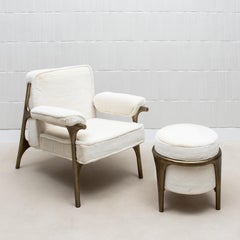 Sillón y otomana de piel sintética con detalles de latón patinado en bronce by R & Y Augousti