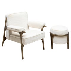 Fauteuil et pouf en fausse fourrure avec accents en laiton patiné par R&Y Augousti