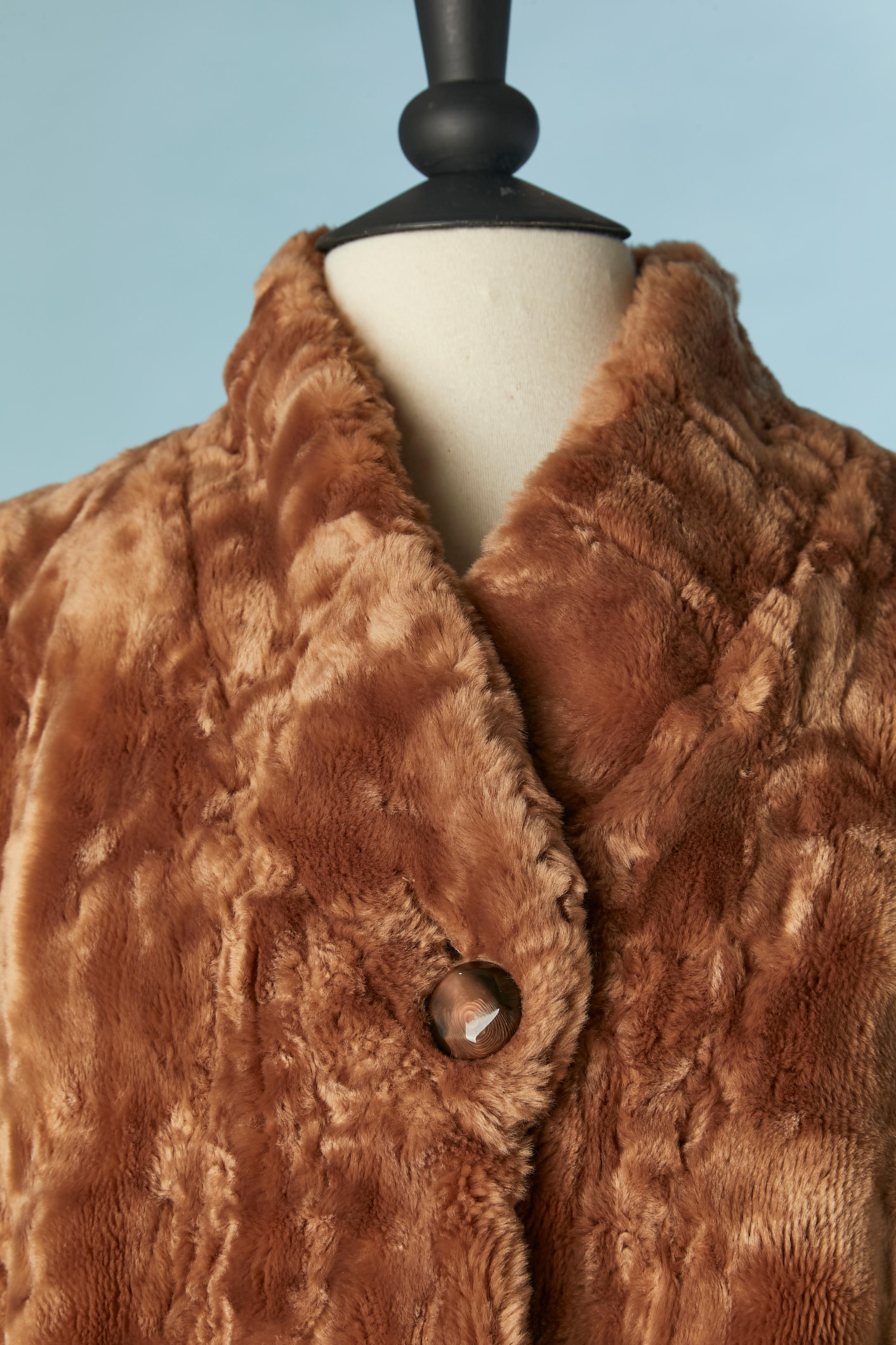 Faux fur beige coat with texture. Main fabric composition: 44% acrylic, 37% cotton, 19% modacrylic. Branded rayon lining
One button & buttonhole closure on the top middle front. Pockets on both side. Shoulder pad.
SIZE L 