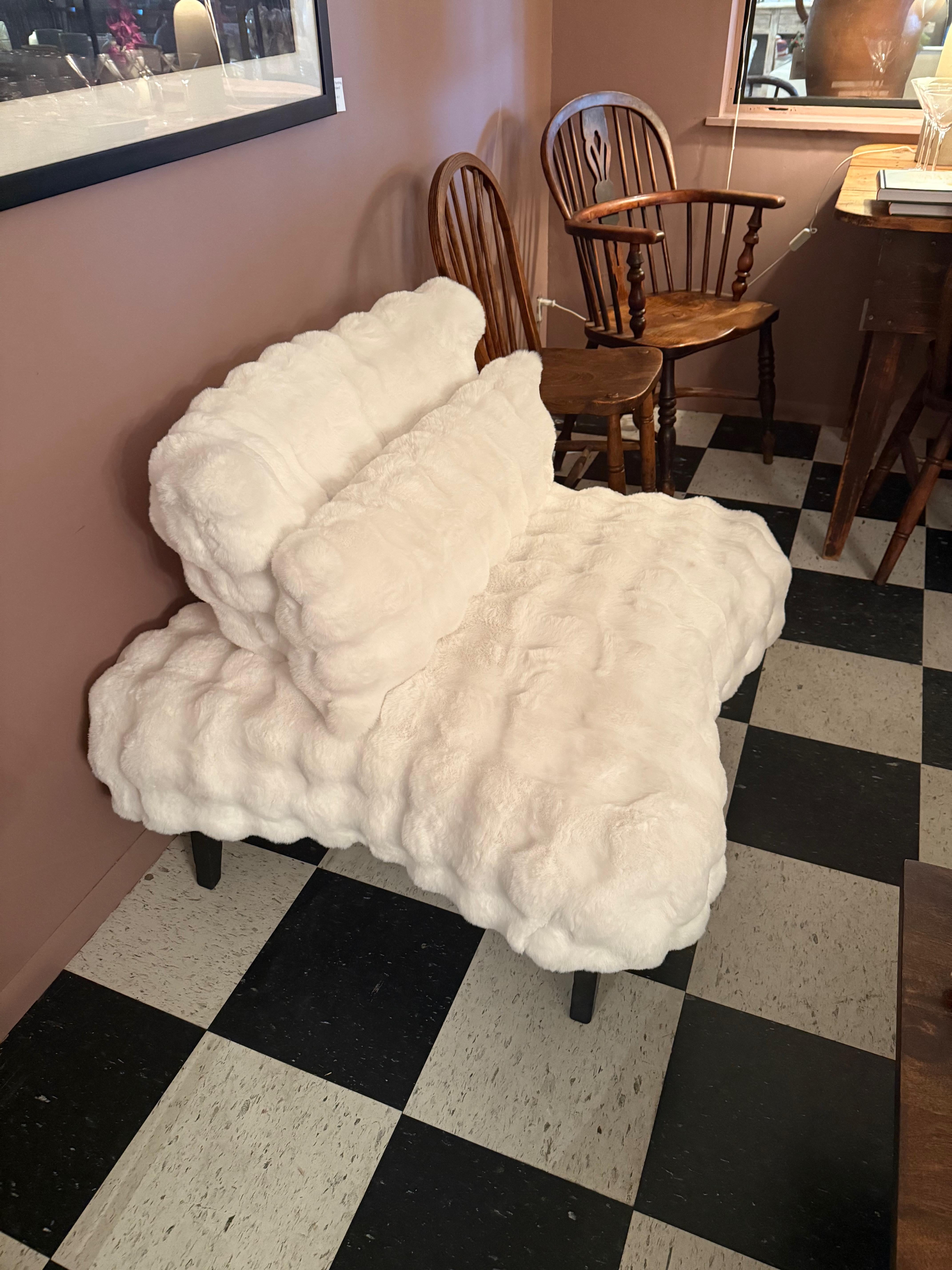Kunstfell Cloud Chair im Zustand „Hervorragend“ im Angebot in Los Angeles, CA