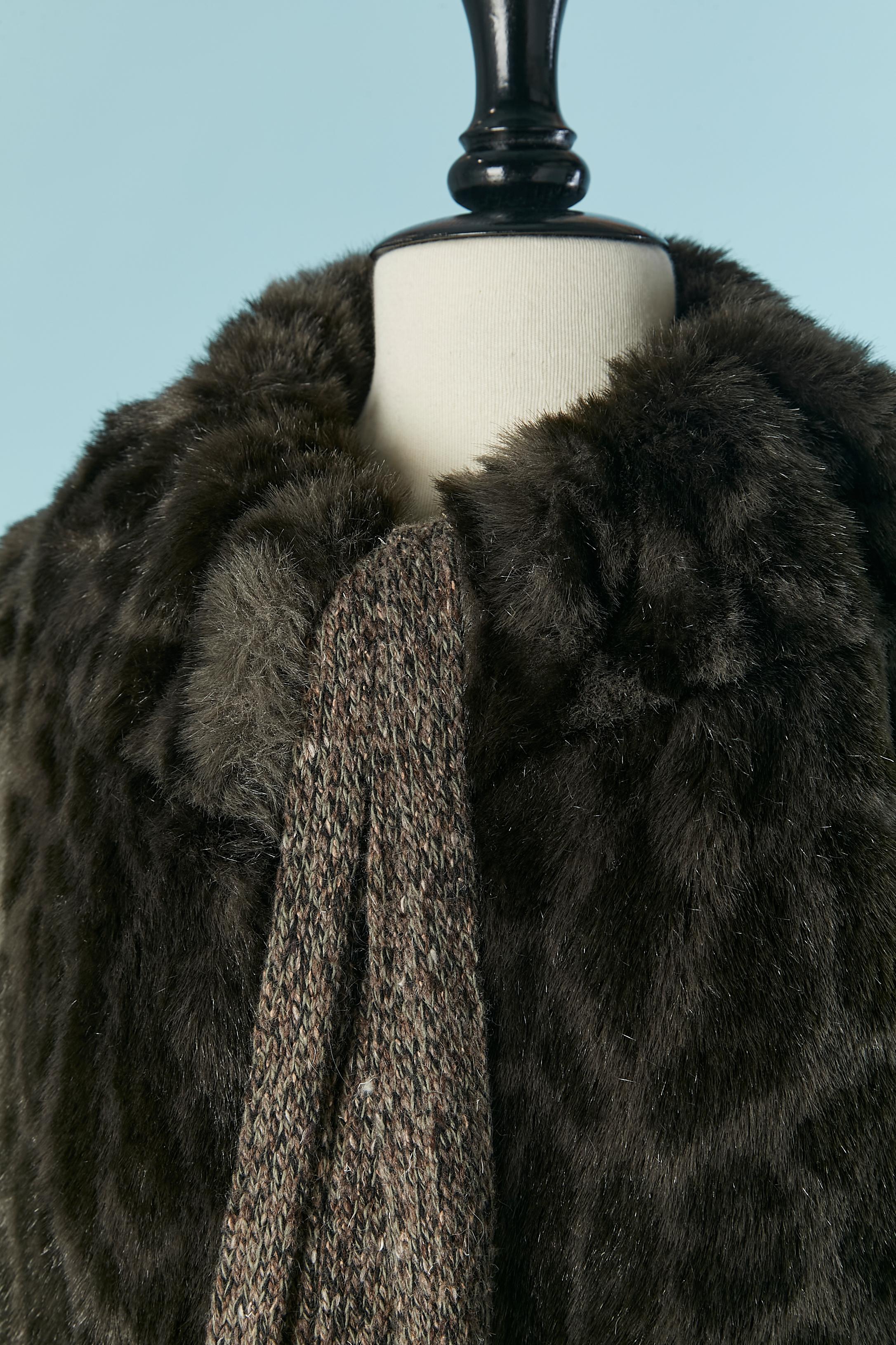 Faux fur coat with animal print and knit drawstring. Shelle fabric composition: 21% acrylic, 30% cotton, 49% modacrylic. 
Branded lining composition: Branded polyester.
Knit drawstring around the collar. Pocket on both side. Hook&eye closure on the