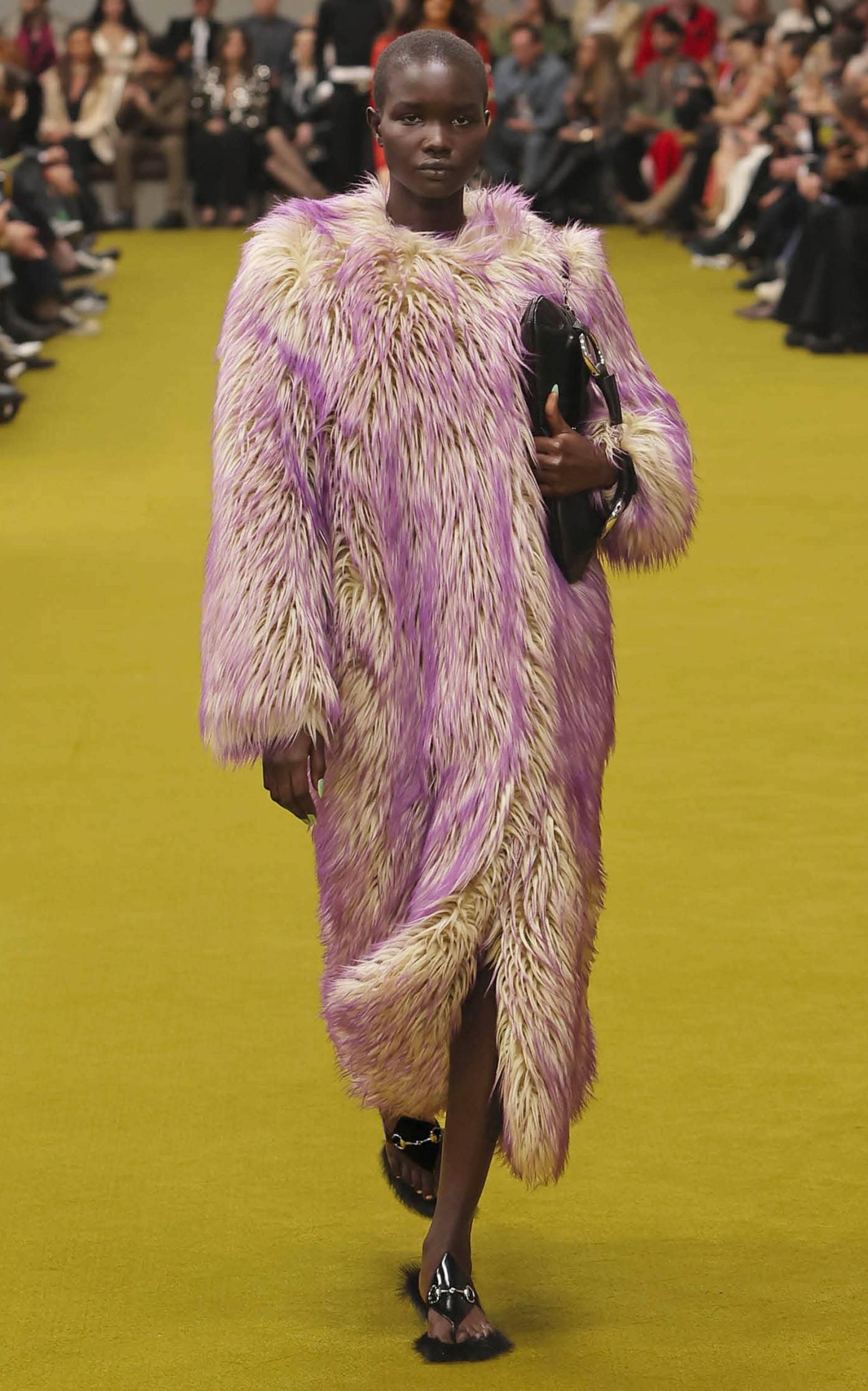 Cappotto in pelliccia sintetica di Gucci con punte colorate a contrasto
Pelliccia sintetica bianca e viola
Maniche lunghe
Girocollo
Tasche laterali
Chiusura frontale con gancio
Stile oversize
Realizzato con una morbida miscela di 60% modacrilico,