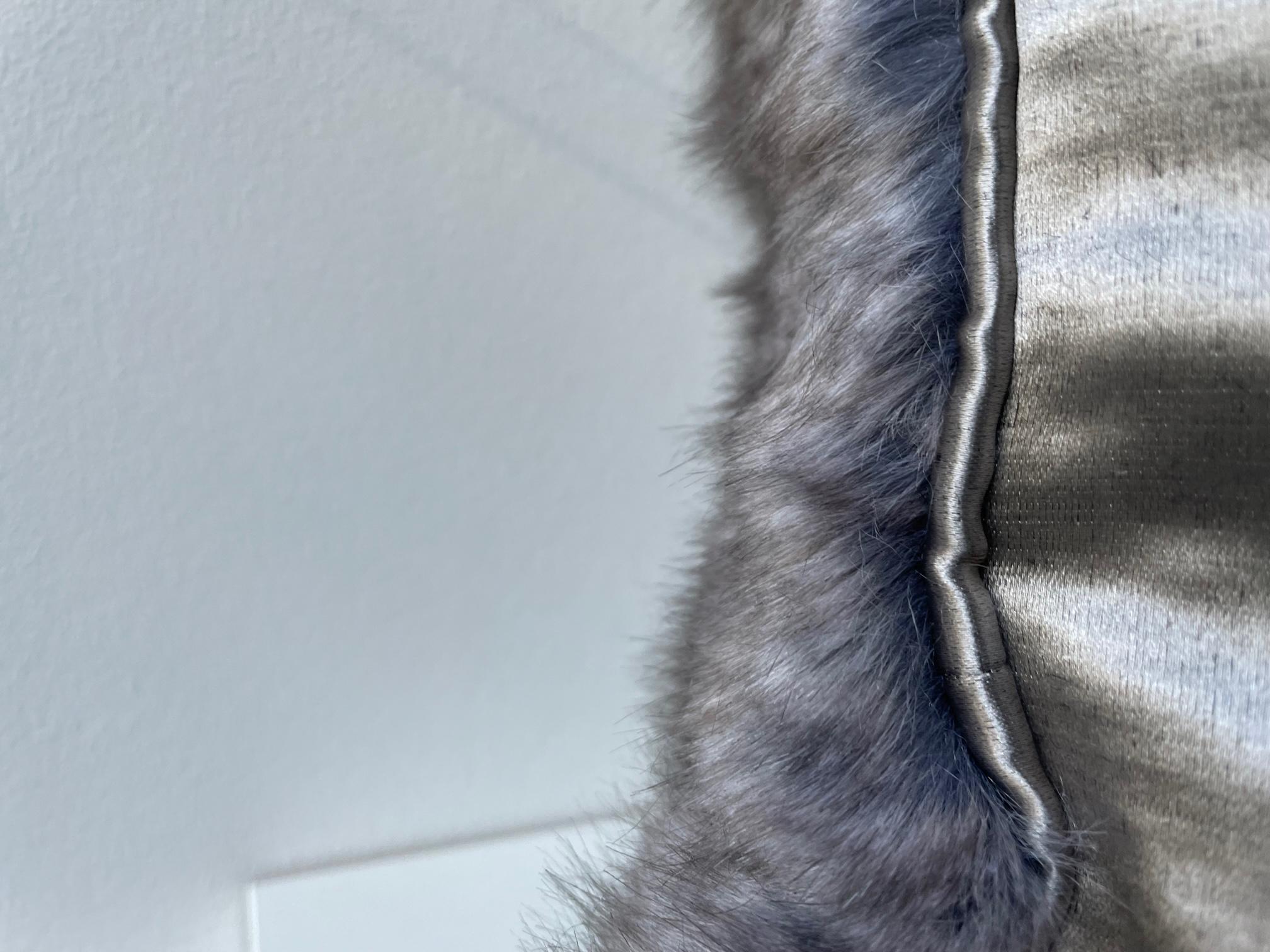 Allemand Coussins en fausse fourrure de couleur grise avec col Grey à l'arrière forme oblongue en vente