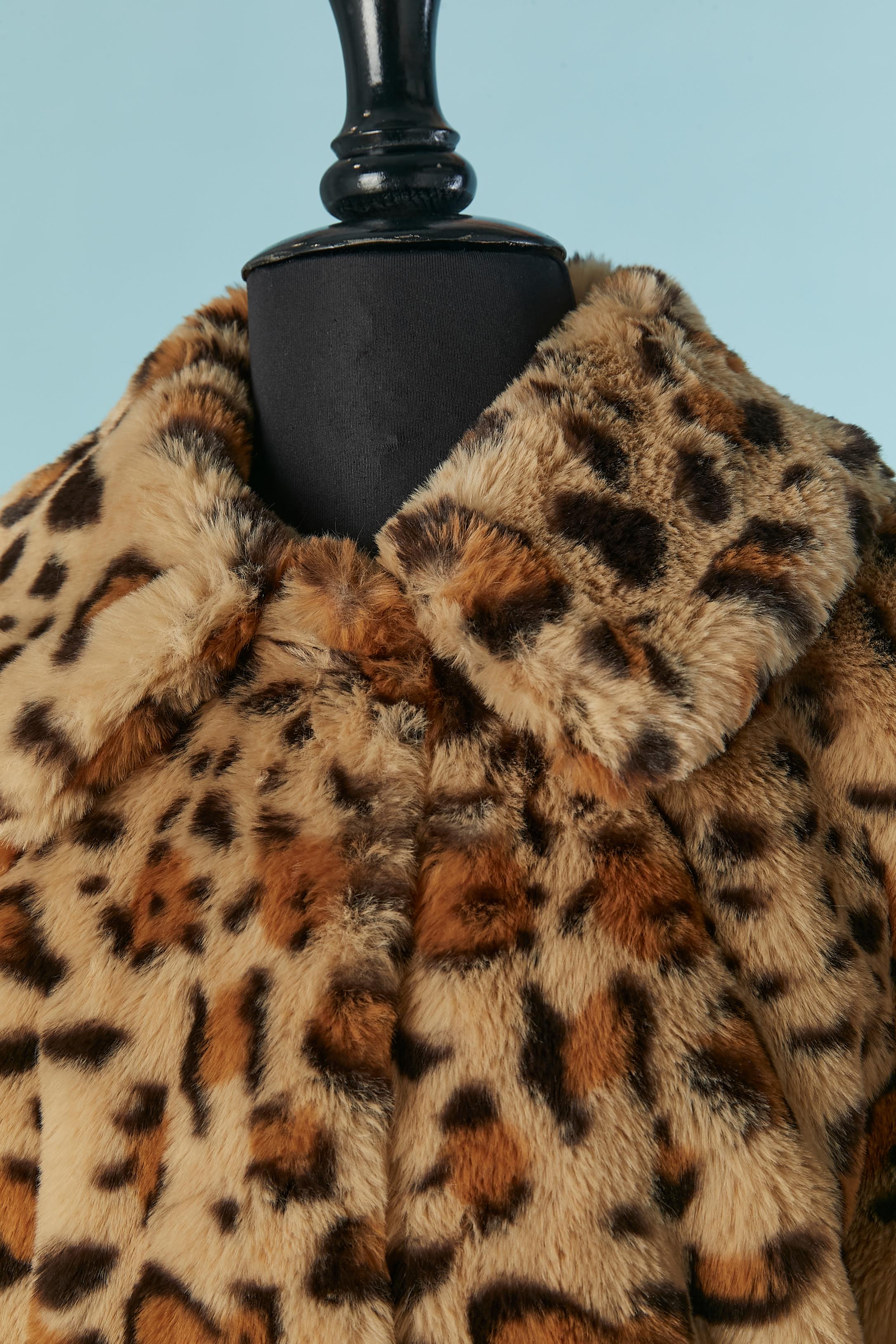 Chaqueta de piel sintética con estampado animal . Sin etiqueta de composición del tejido. Cierre de corchete en la parte delantera central. Bolsillo en ambos lados.
TALLA L 