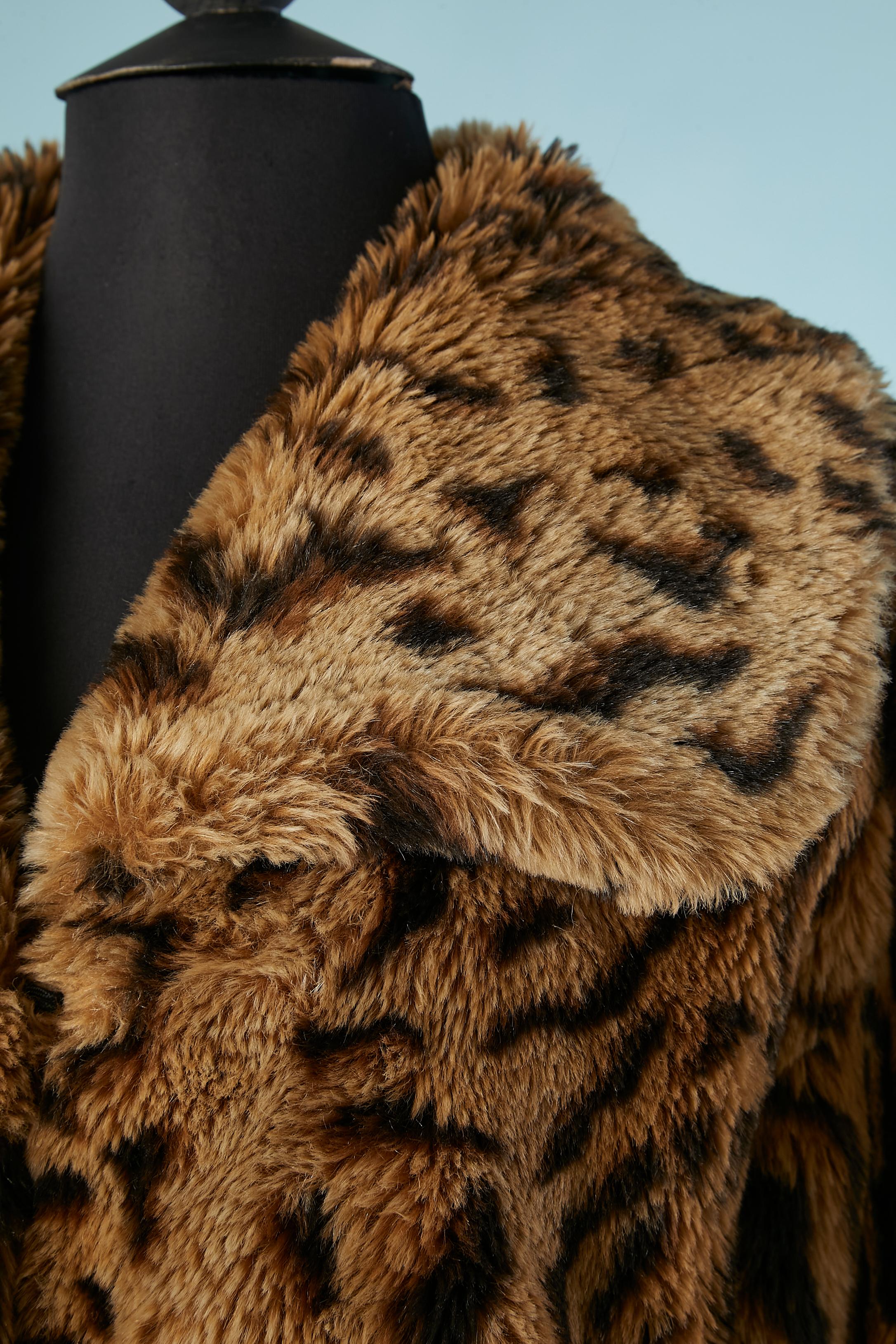 Faux-fur jacket with leopard print. Fabric composition: 100% Modacrylic . Lining: 100% Polyester. Pocket and one hook&eye in the middle front.
SIZE 40