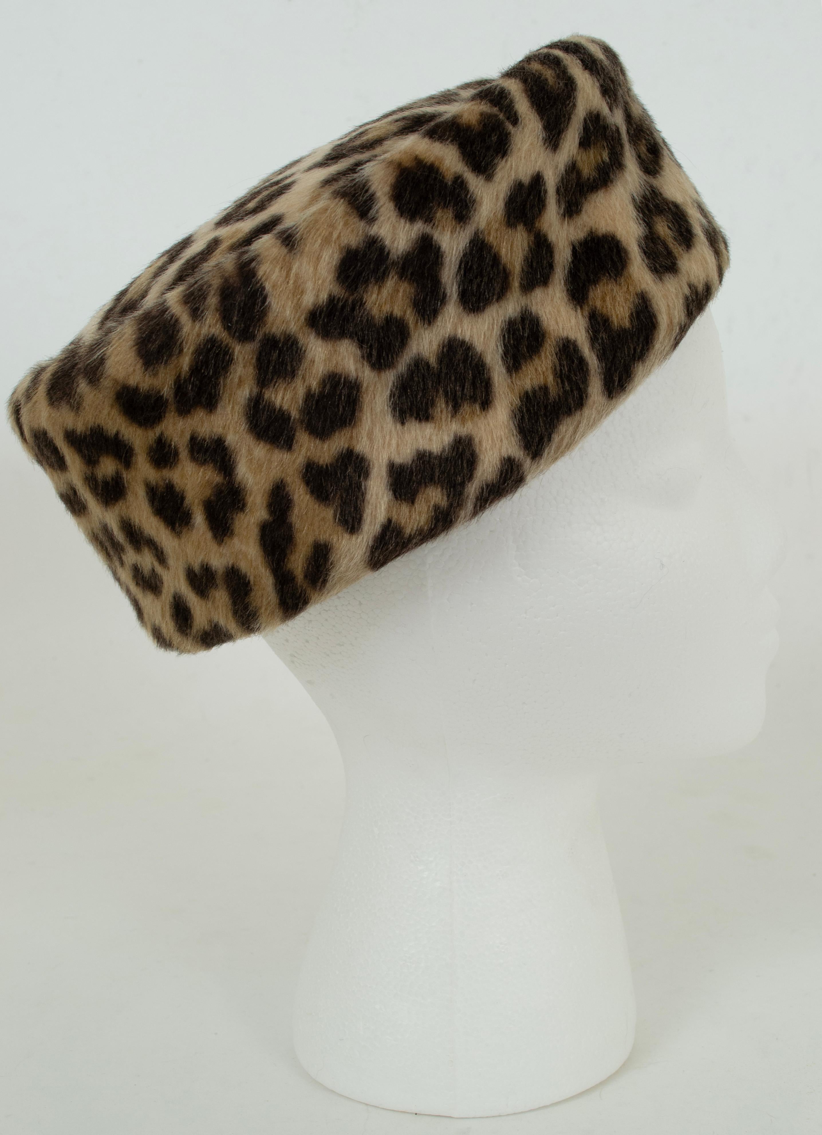 Irgendwie ist Leopardenmuster sowohl minimalistisch als auch maximalistisch, je nachdem, wie es gestylt wird. Diese Version der traditionellen Pillendose aus Kunstpelz kann es mit der von Jackie (61), Audrey (63) und Pamela Anderson (25)