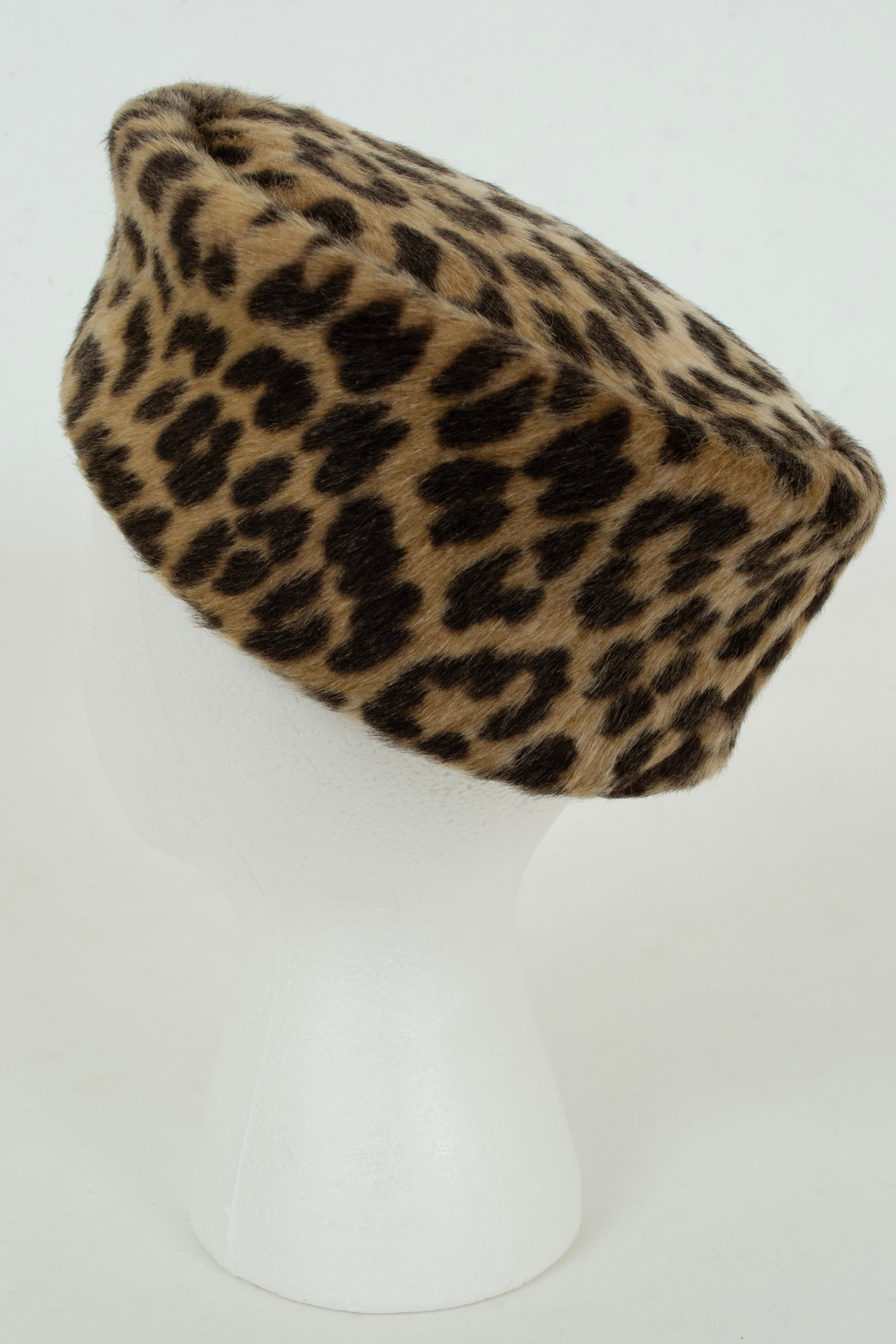 Kunstpelz Leopard Pillbox Turban Hut - S (6 ¾), 1960s (Grau) im Angebot