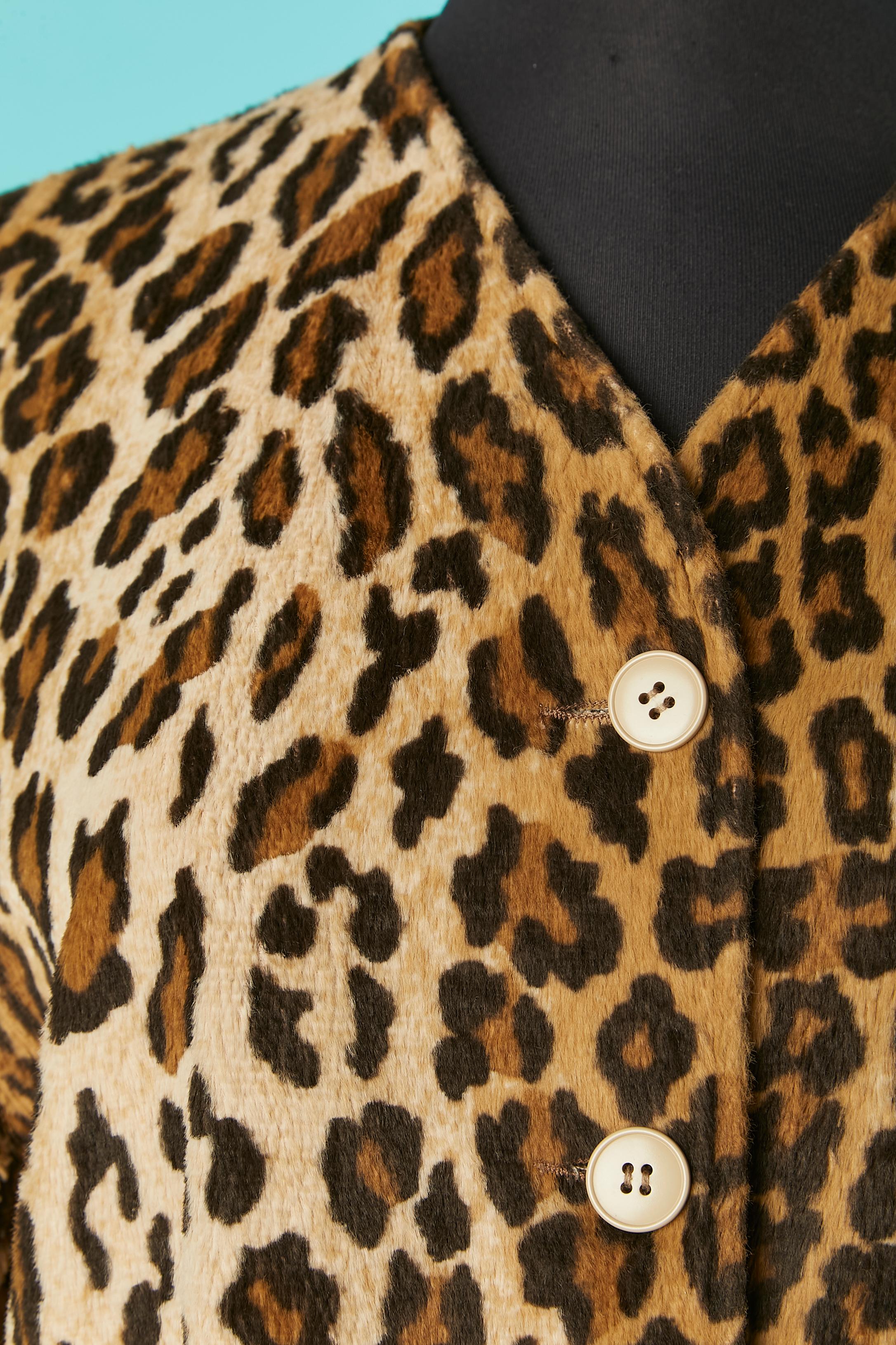 Faux fur leopard print single-breasted jacket. Main fabric composition: 100% viscose. Lining: 100% acetate. Pocket's lining: 100% cotton. 
SIZE 40 (Fr) 10 (Us) 
