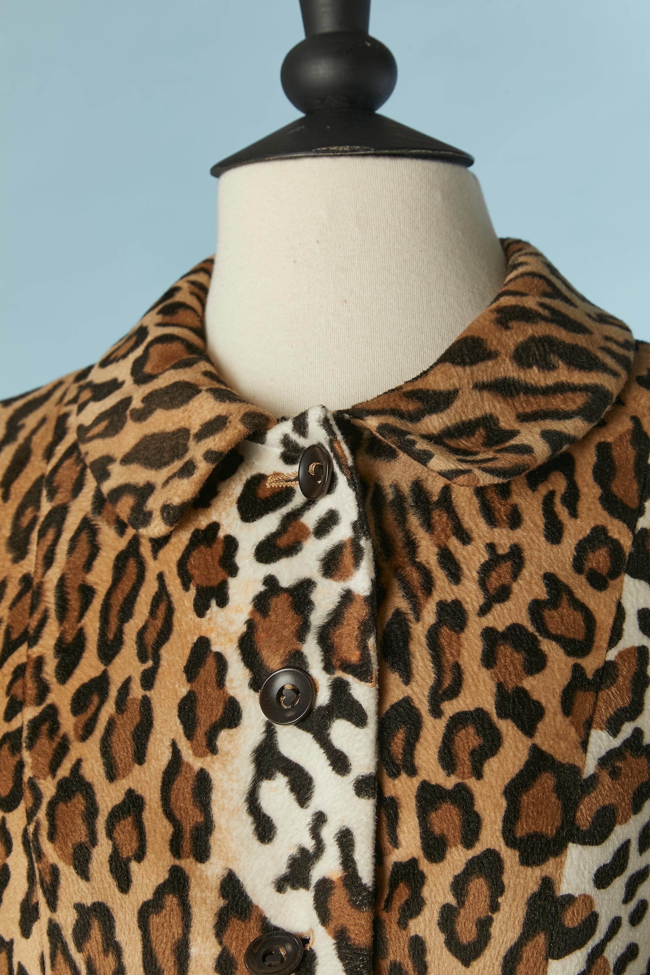 Veste croisée en fausse fourrure à imprimé léopard. L'étiquette de composition du tissu n'est plus lisible mais la fausse fourrure est probablement en polyester et la doublure en rayonne. 
Fermeture par boutons et boutonnières 
TAILLE M 