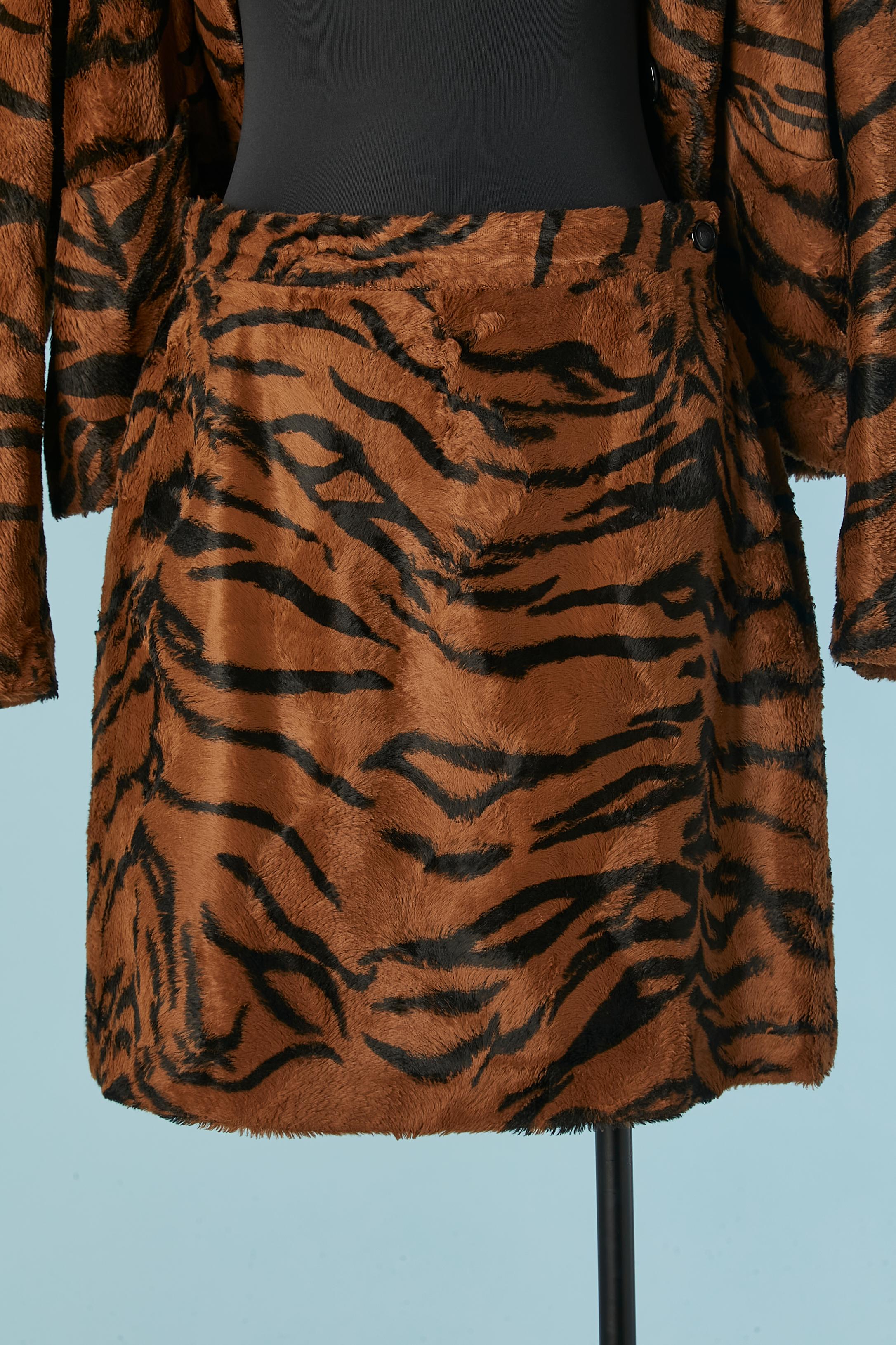 Faux furs skirt-suit with brown and black tiger pattern Versace Jeans Couture For Sale 2