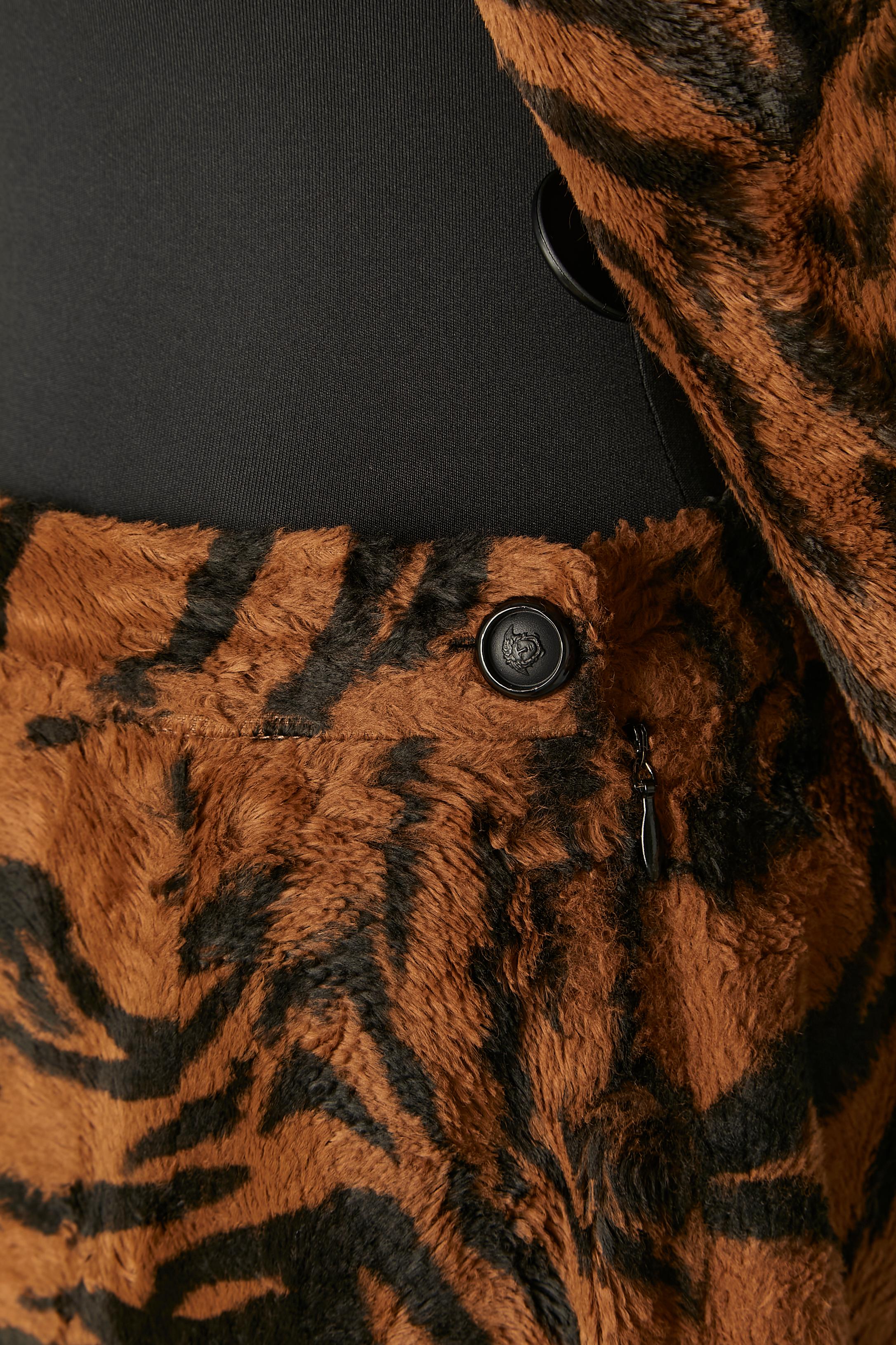 Faux furs skirt-suit with brown and black tiger pattern Versace Jeans Couture For Sale 3