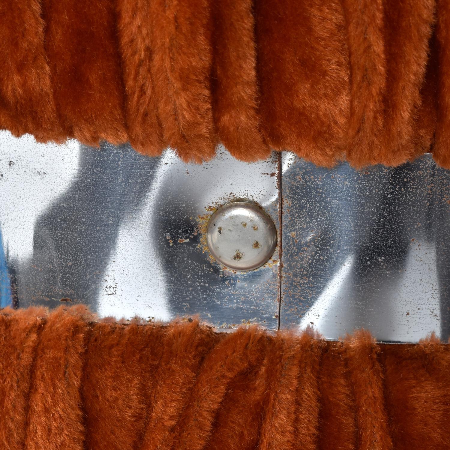Beistelltische aus verspiegeltem Glas in Orange und Chrom mit Faux Fuzzy Pelz, 1970er Jahre im Angebot 2