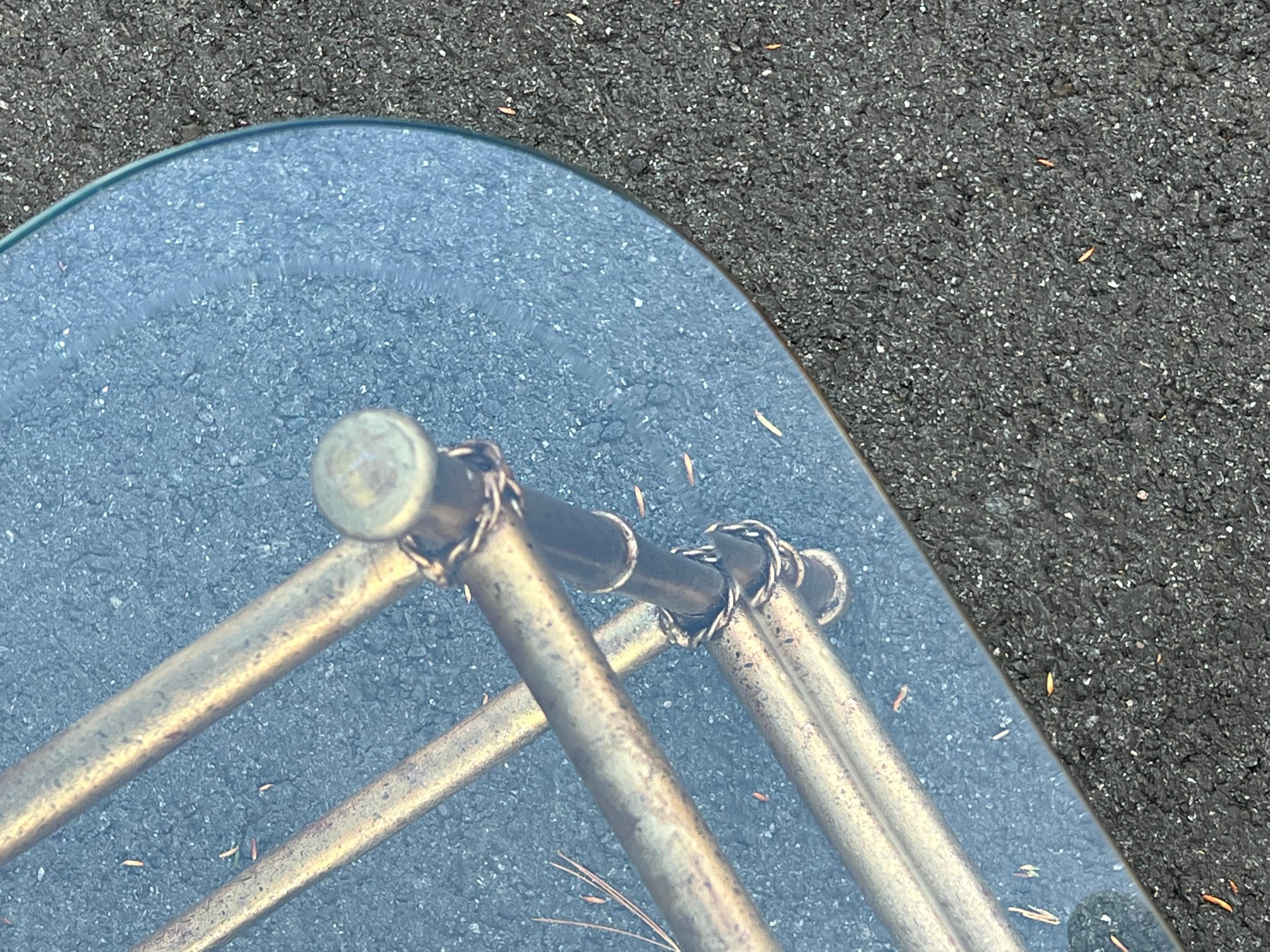 Table basse en métal doré imitation bambou avec plateau en verre en vente 10