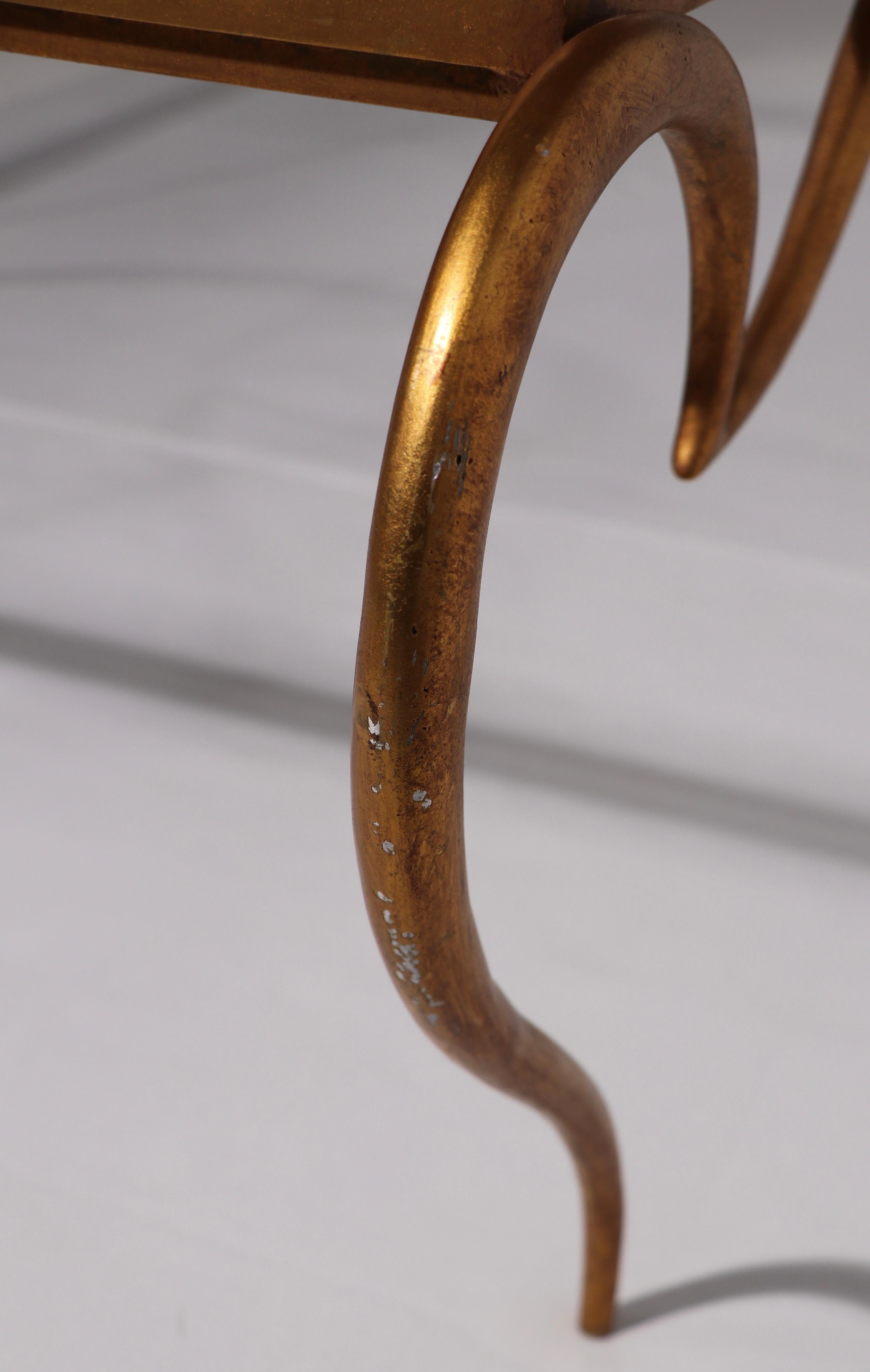 Table basse en verre et volutes en faux métal doré att. à Rene His en vente 1