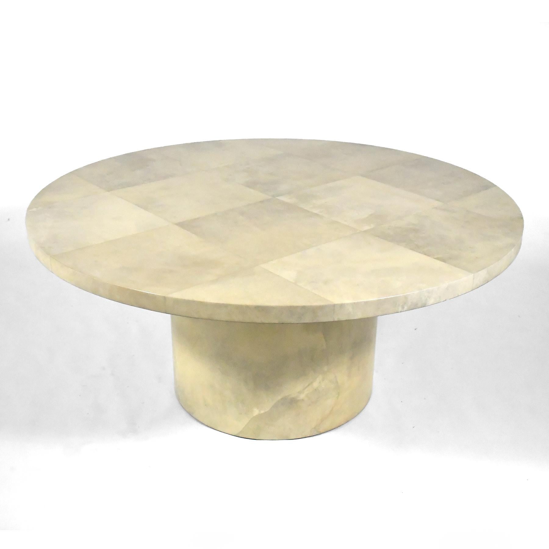 Cette grande table de salle à manger spectaculaire a un plateau de 5 1/2 pieds soutenu par une base cylindrique entièrement recouverte d'une finition en fausse peau de chèvre. 