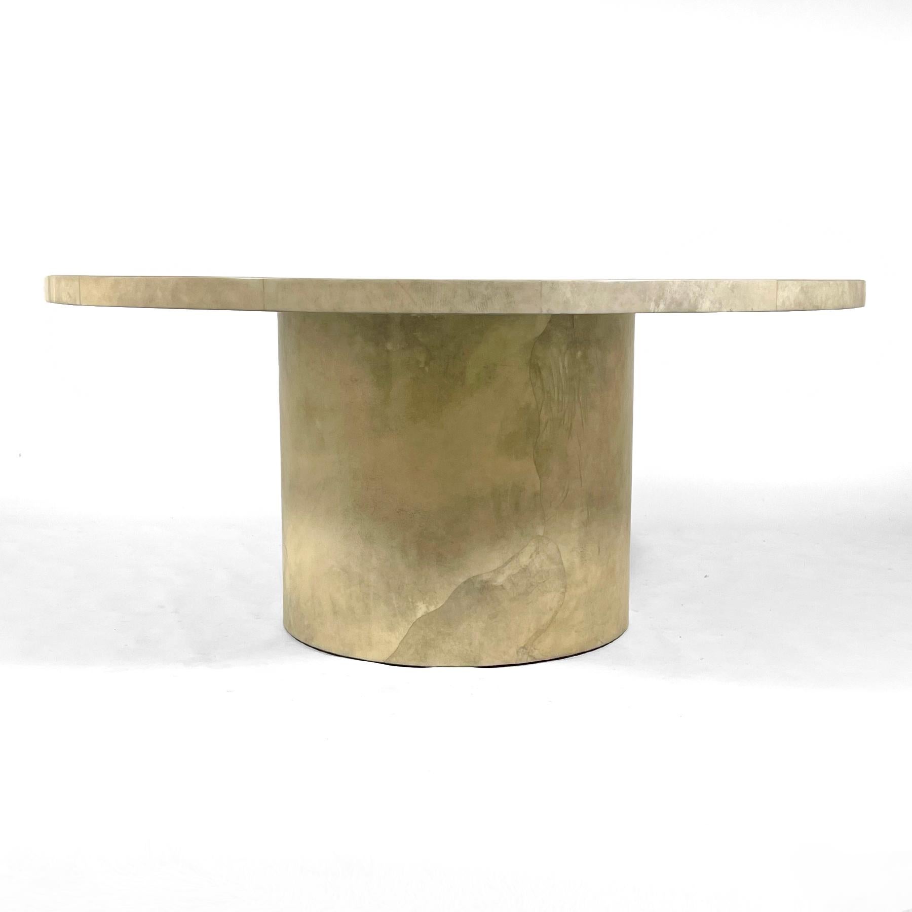Moderne Table de salle à manger en fausse peau de chèvre en vente