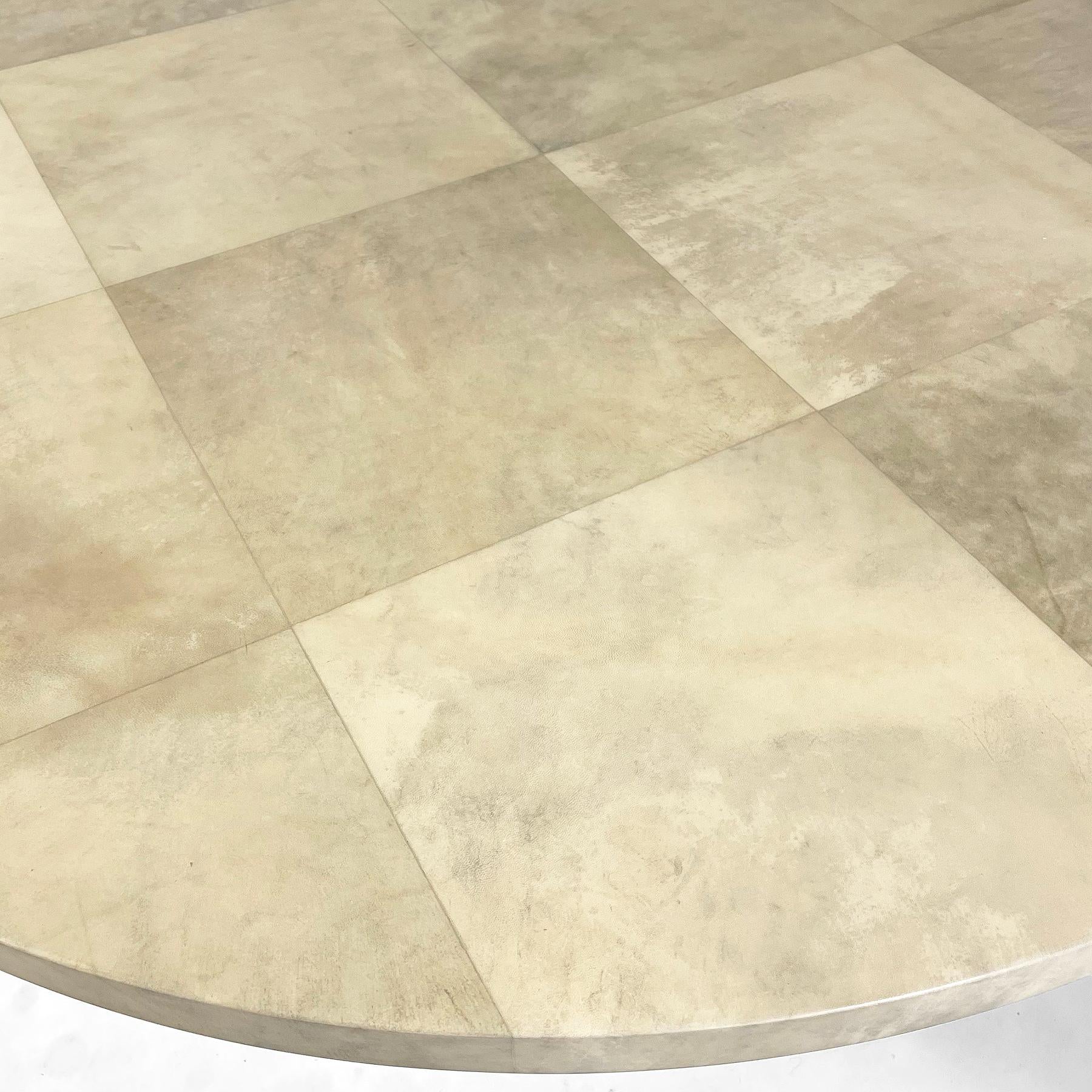 Peint Table de salle à manger en fausse peau de chèvre en vente
