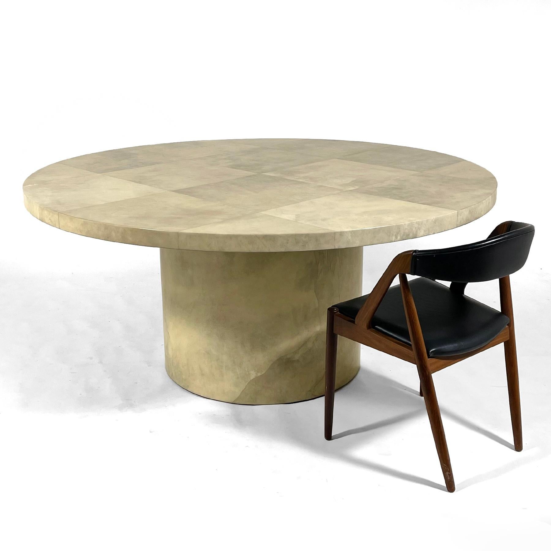 Table de salle à manger en fausse peau de chèvre Bon état - En vente à Highland, IN