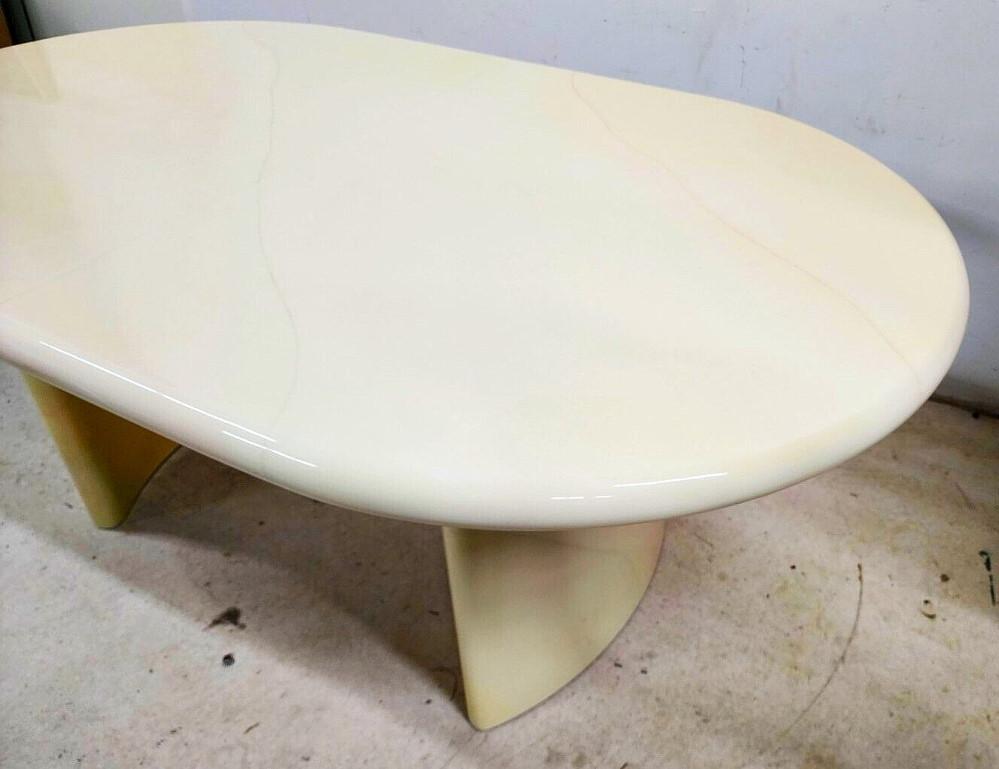 Offrant l'une de nos récentes acquisitions de meubles fins Palm Beach Estate de A 
Vintage Karl Springer Style Table de salle à manger laquée en fausse peau de chèvre avec rallonge



Mesures approximatives en pouces
Hauteur de 29 pouces