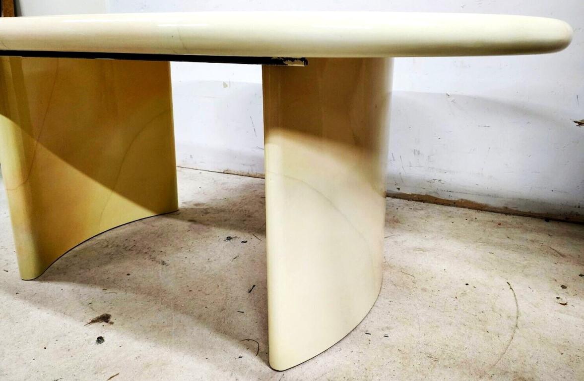 Mid-Century Modern Table de salle à manger en fausse peau de chèvre laquée style Karl Springer des années 1980 avec feuille en vente