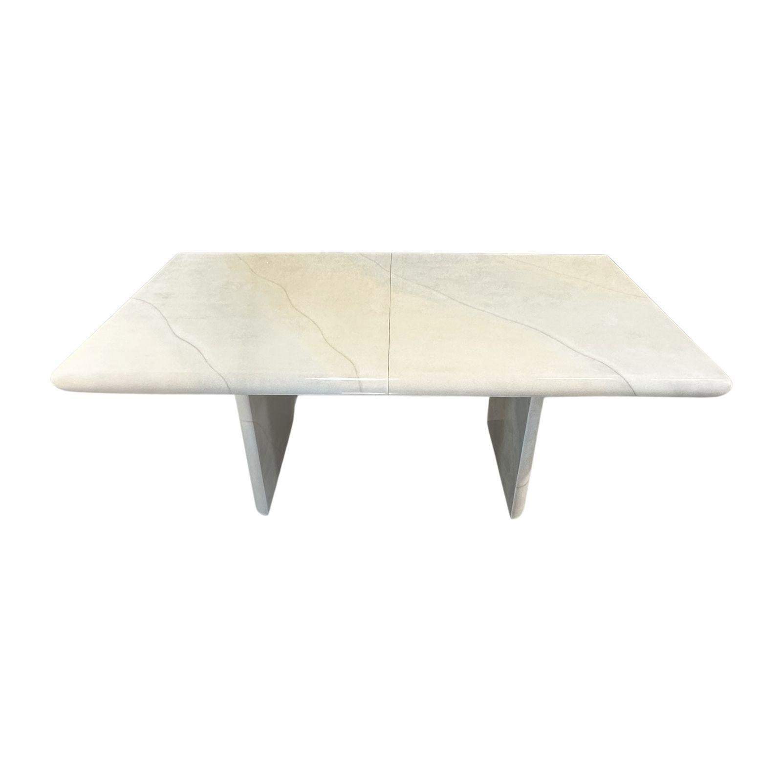 Table de salle à manger en fausse peau de chèvre Style Karl Springer, 1970. Comporte 1 feuille. Magnifique table en très bon état d'origine.
Mesure 72' de long sans la feuille, la feuille est 18