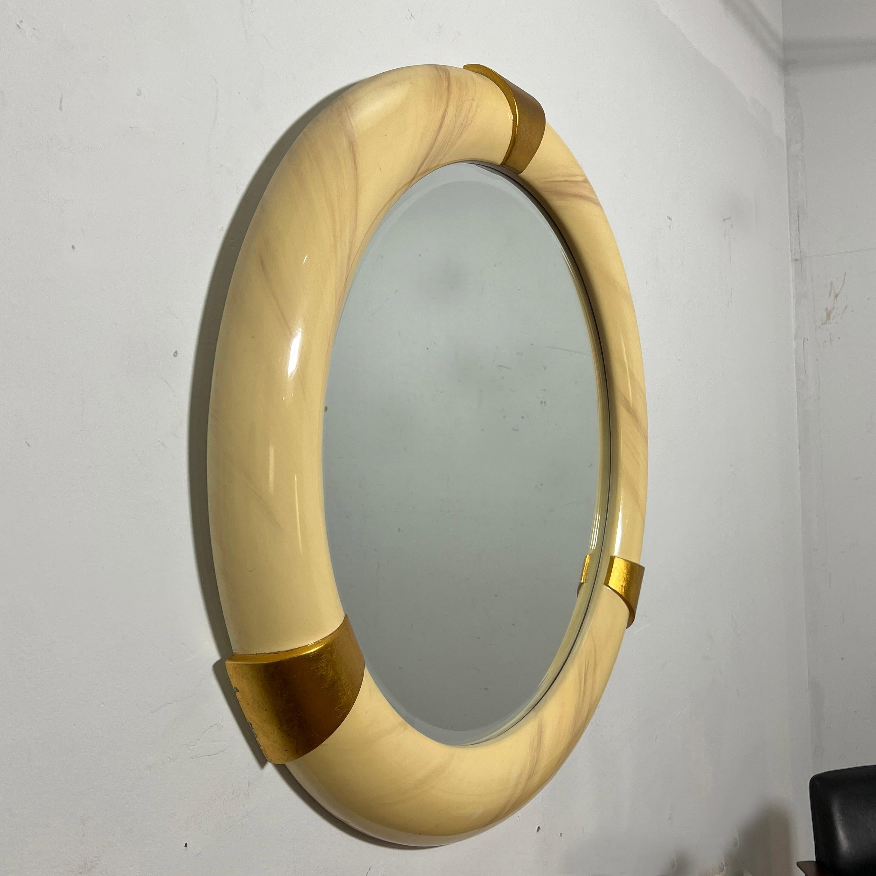 Fin du 20e siècle Miroir Rondelle laqué en fausse peau de chèvre et feuille d'or Circa 1980 en vente