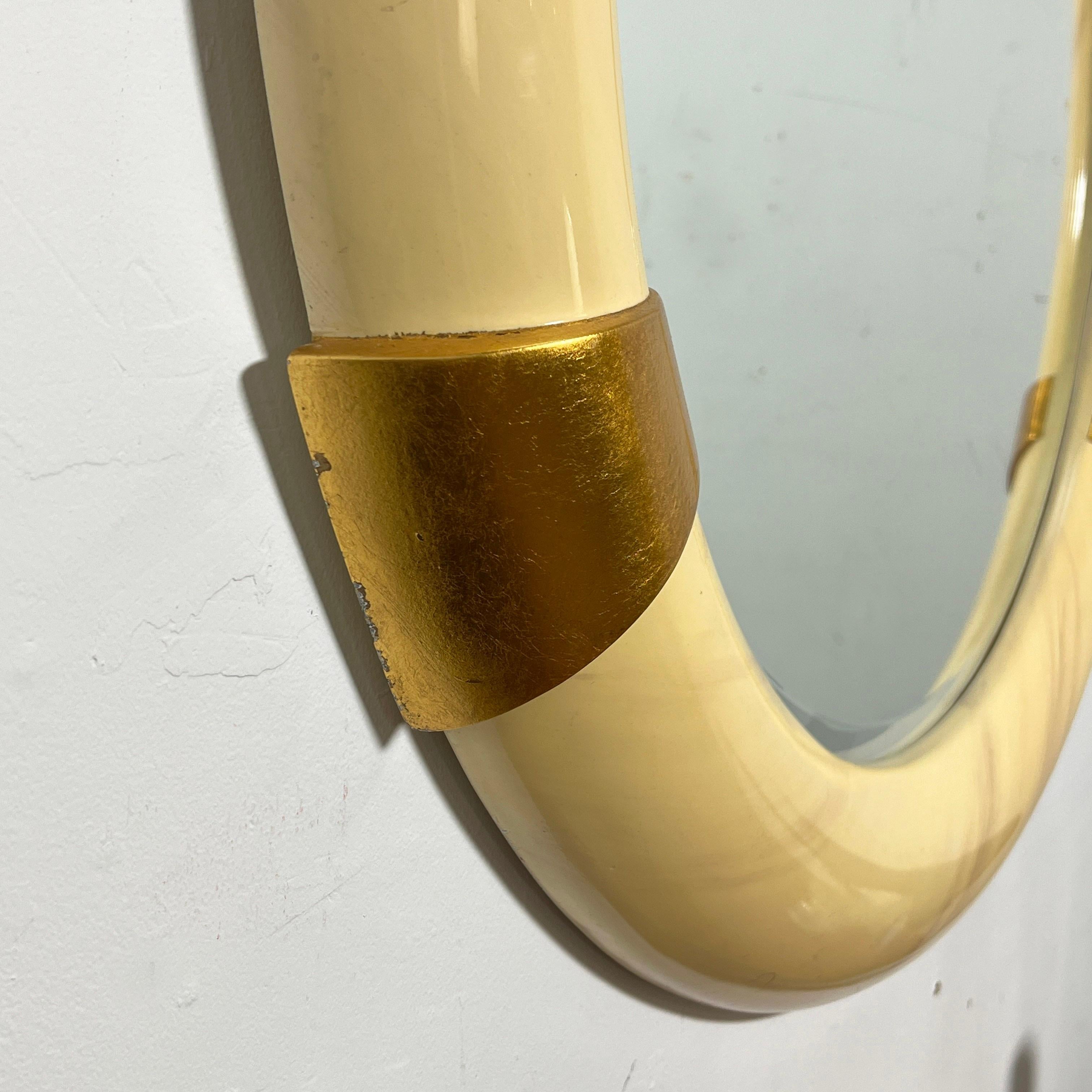 Feuille d'or Miroir Rondelle laqué en fausse peau de chèvre et feuille d'or Circa 1980 en vente