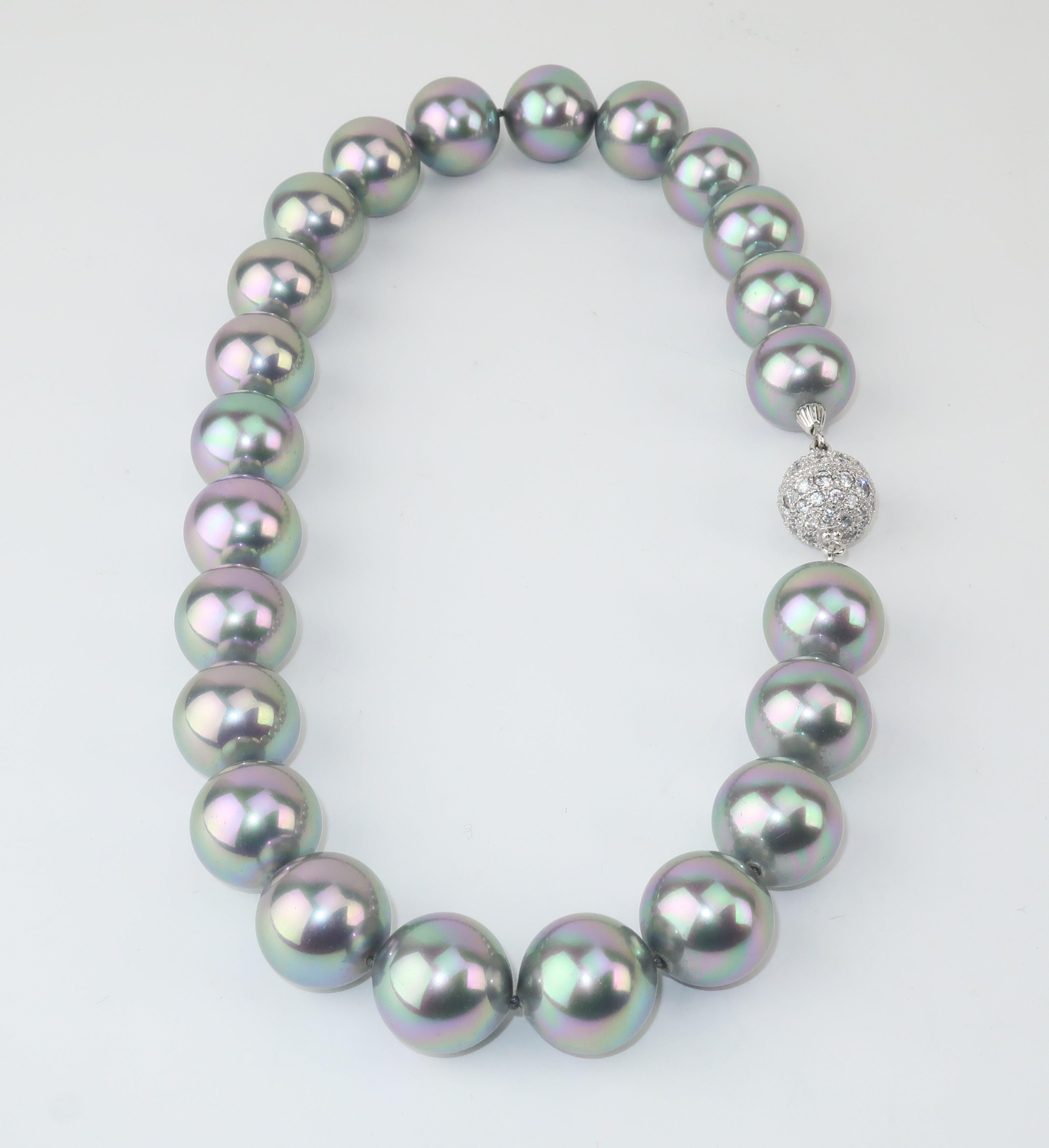 Choker-Halskette aus grauen Perlen mit Strassverschluss (Barock) im Angebot