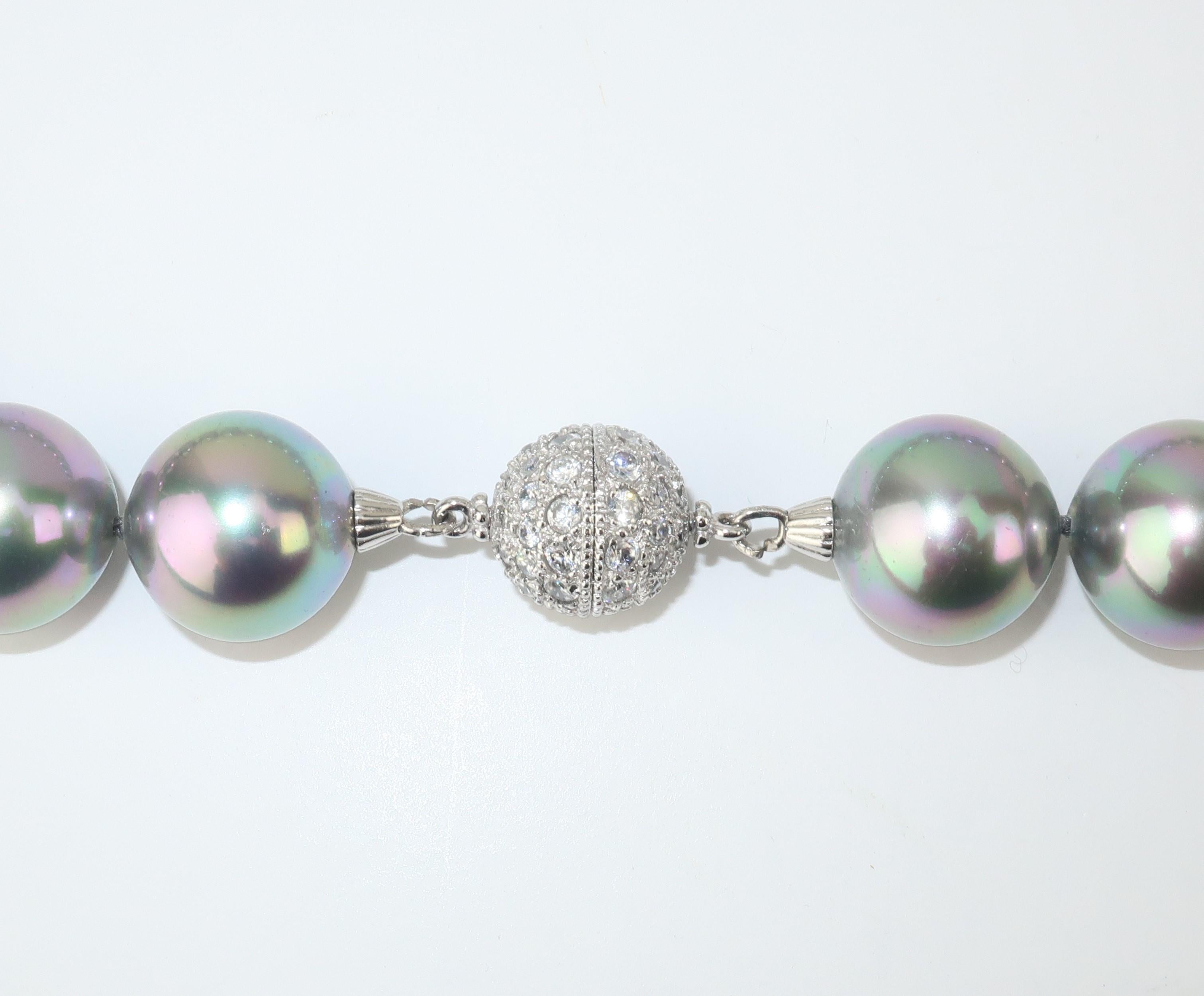 Faux Gray Pearl Choker Necklace With Rhinestone Closure In Good Condition For Sale In Atlanta, GA