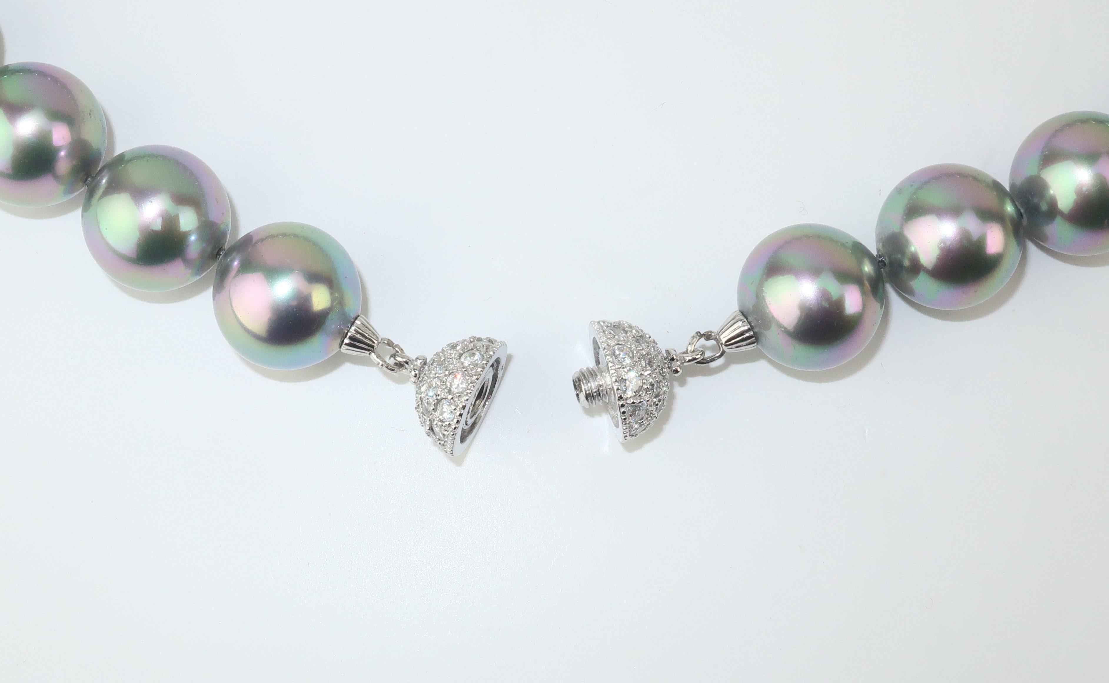 Choker-Halskette aus grauen Perlen mit Strassverschluss im Angebot 1