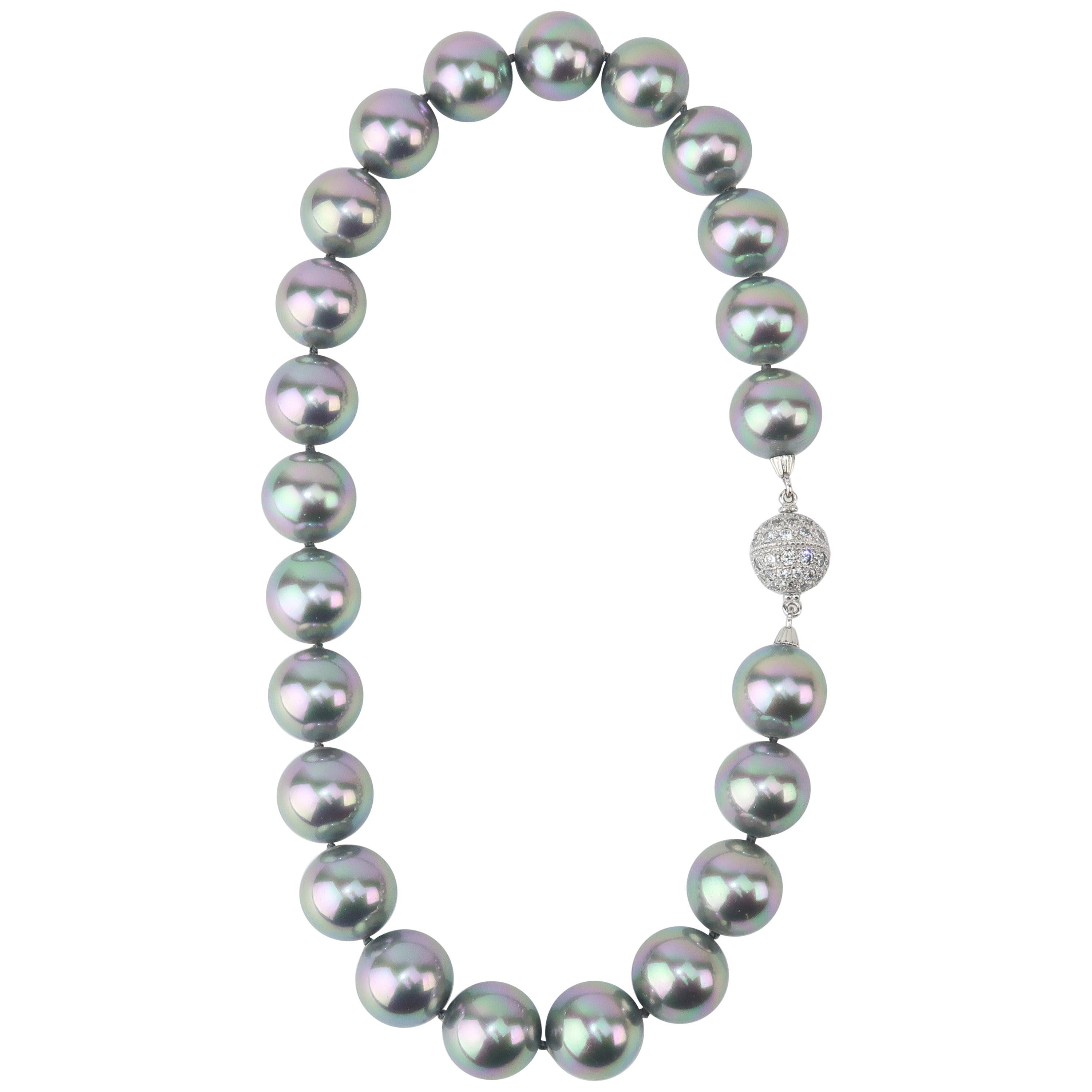 Choker-Halskette aus grauen Perlen mit Strassverschluss im Angebot