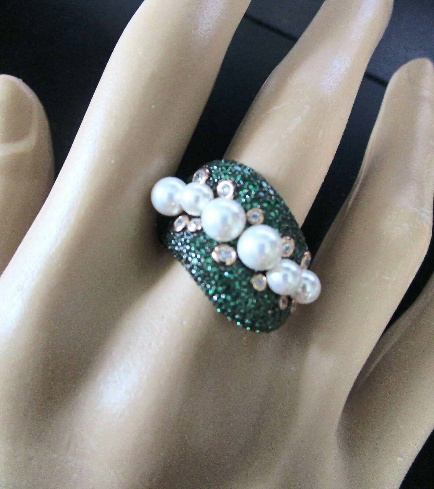 Semplicemente fantastico! Anello in argento dorato con smeraldo verde finto, CZ ghiaccio scintillante e perla finta. Incrostato con smeraldi verdi scintillanti incastonati a mano, CZ ghiaccio scintillante e perle finte in montatura d'argento dorato.