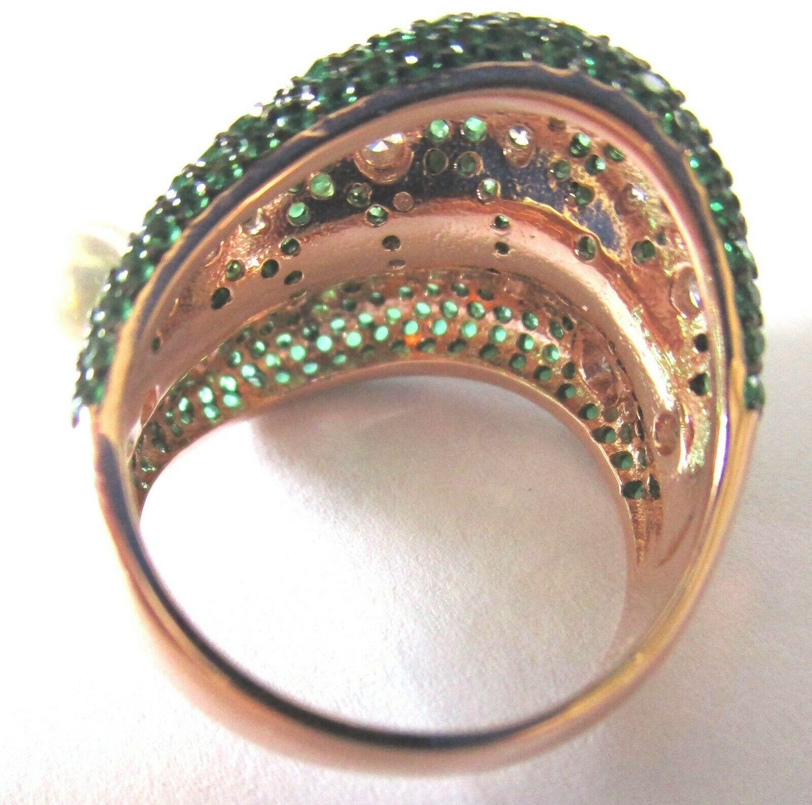 Contemporaneo Anello in argento 925 con smeraldo verde finto e perla finta dorata in vendita