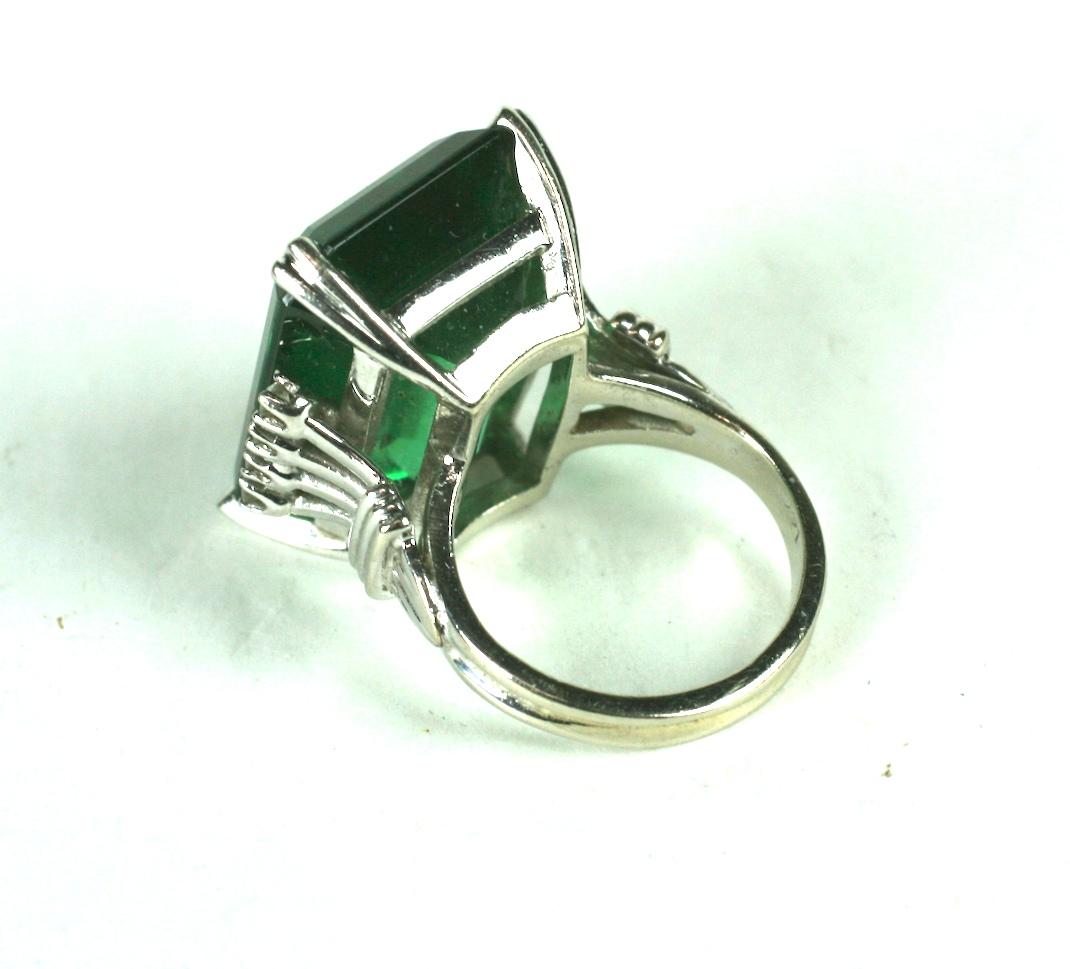 Bague cocktail en fausse tourmaline verte Unisexe en vente