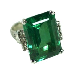 Anello cocktail con tormalina verde finta