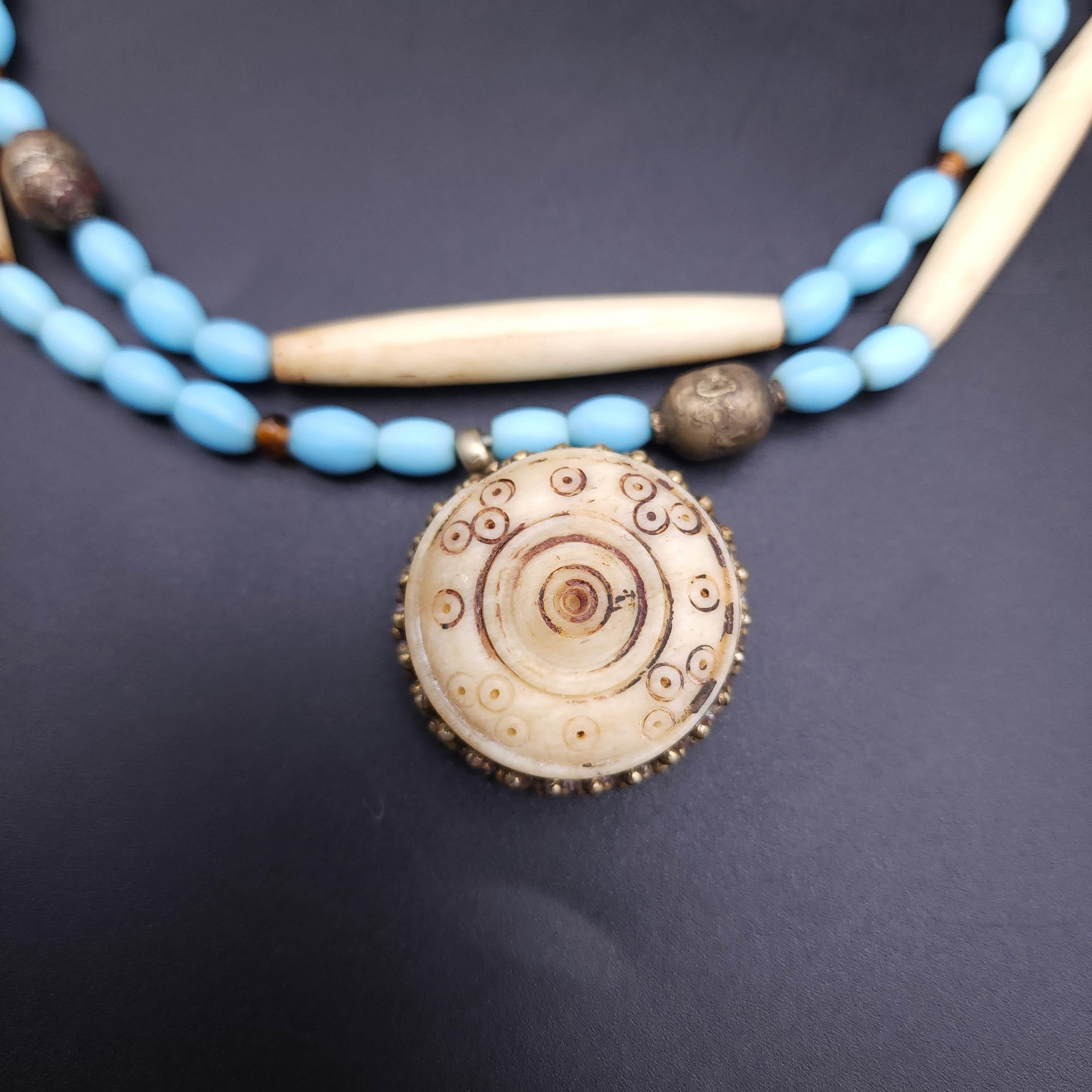 Artigiano Collana di perle a doppio filo in finto avorio e turchese, tonalità argento, ciondolo intagliato in vendita