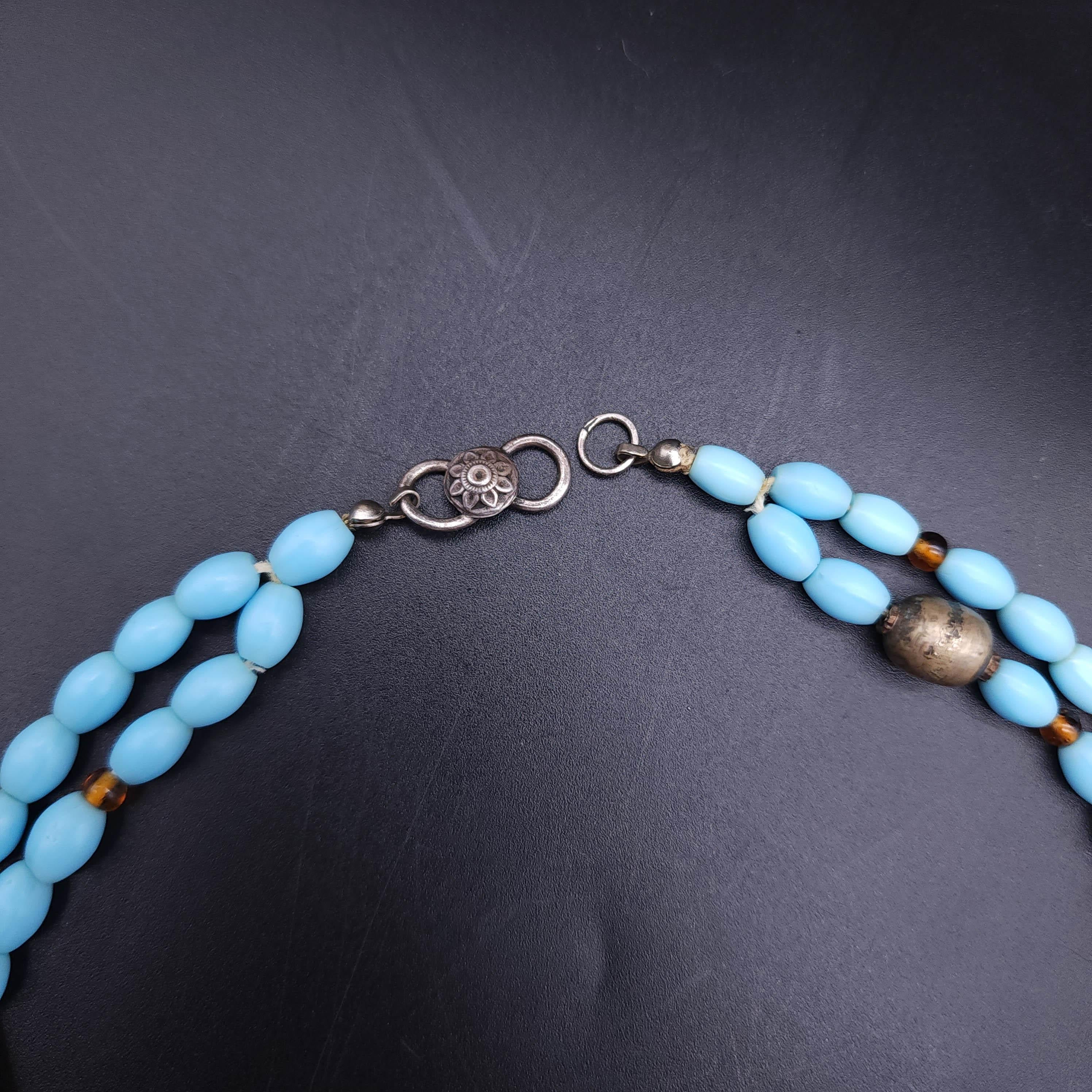 Collana di perle a doppio filo in finto avorio e turchese, tonalità argento, ciondolo intagliato In condizioni ottime in vendita a Milford, DE