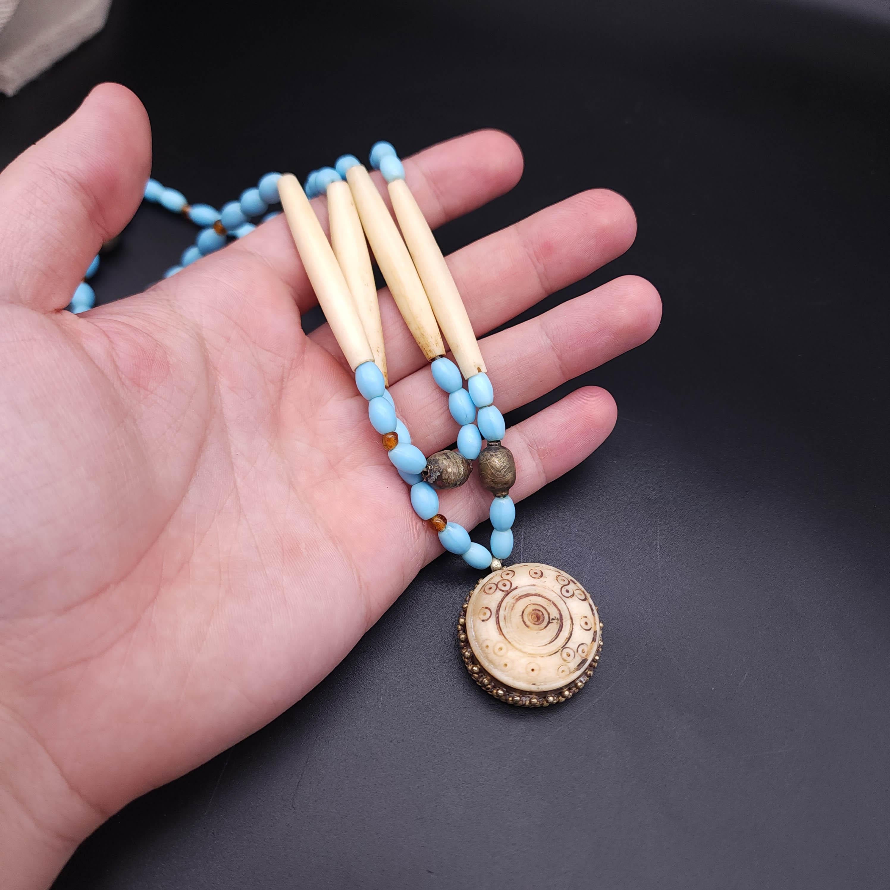 Collana di perle a doppio filo in finto avorio e turchese, tonalità argento, ciondolo intagliato in vendita 1