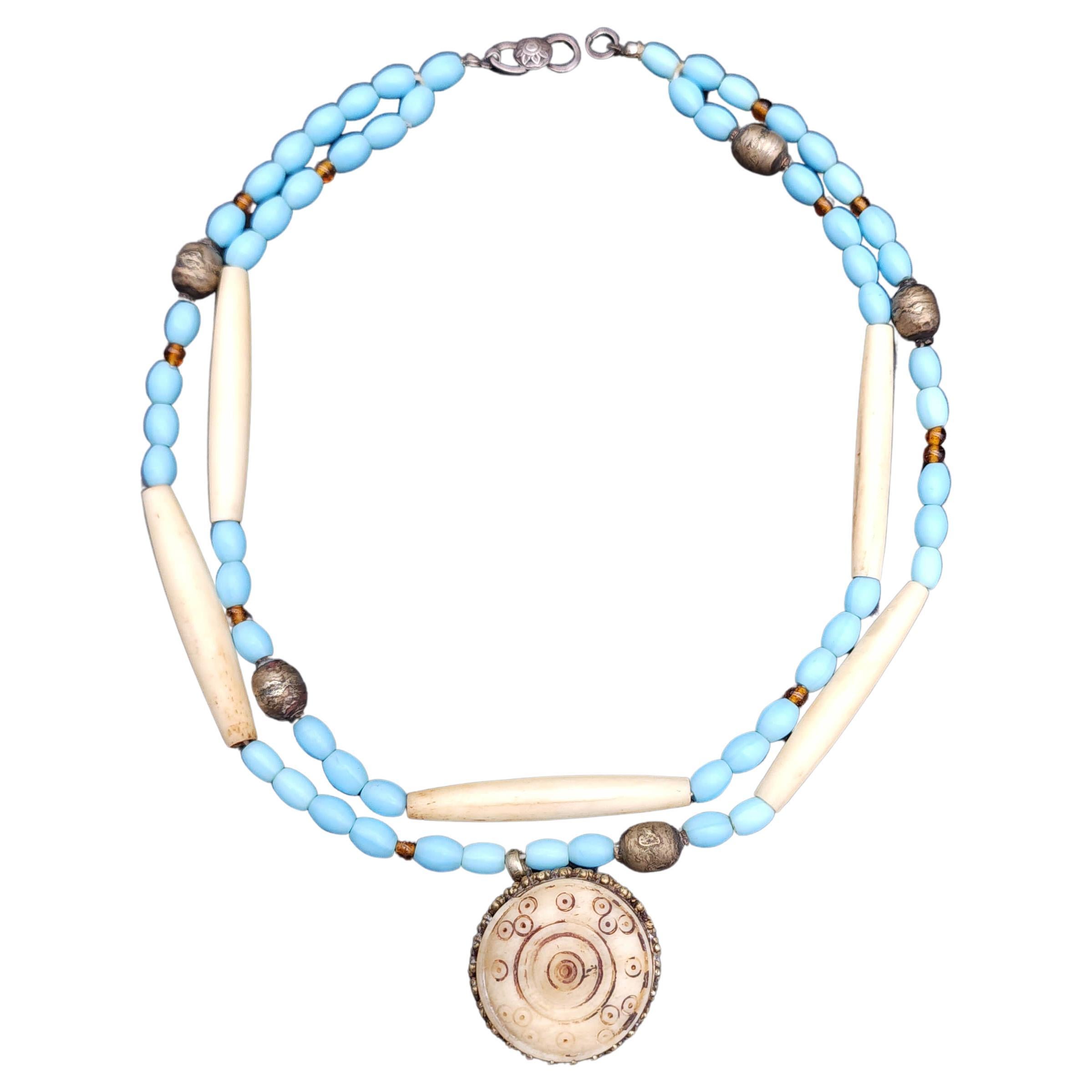 Collana di perle a doppio filo in finto avorio e turchese, tonalità argento, ciondolo intagliato in vendita