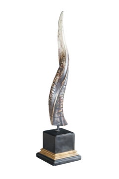 Escultura de cuerno de antílope africano de imitación de kudú sobre soporte Decoración de casa de campo de taxidermia 30 pulgadas