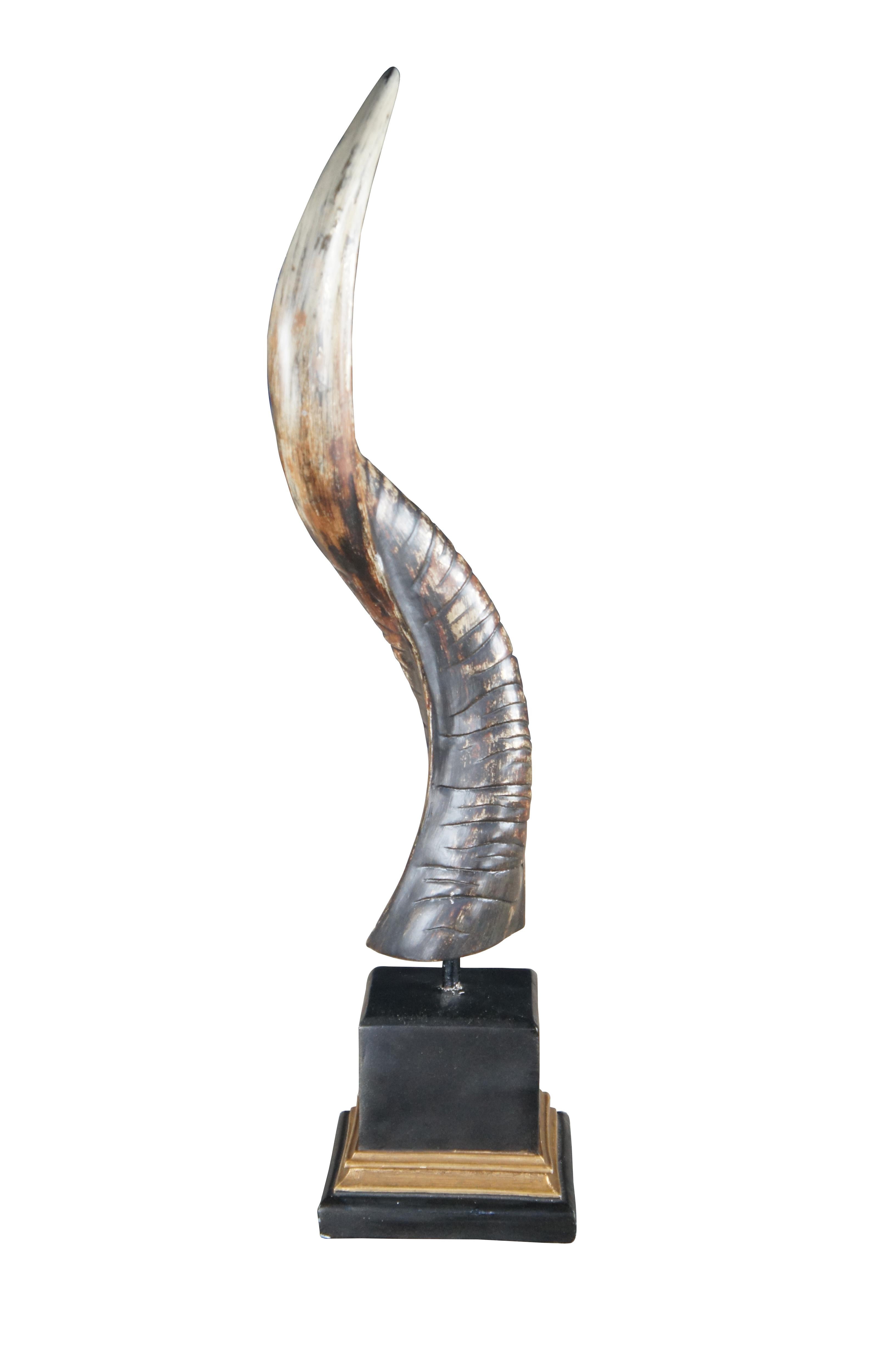 Escultura de cuerno de antílope africano de imitación de kudú sobre soporte Decoración de casa de campo de taxidermia 30 pulgadas Rústico en venta