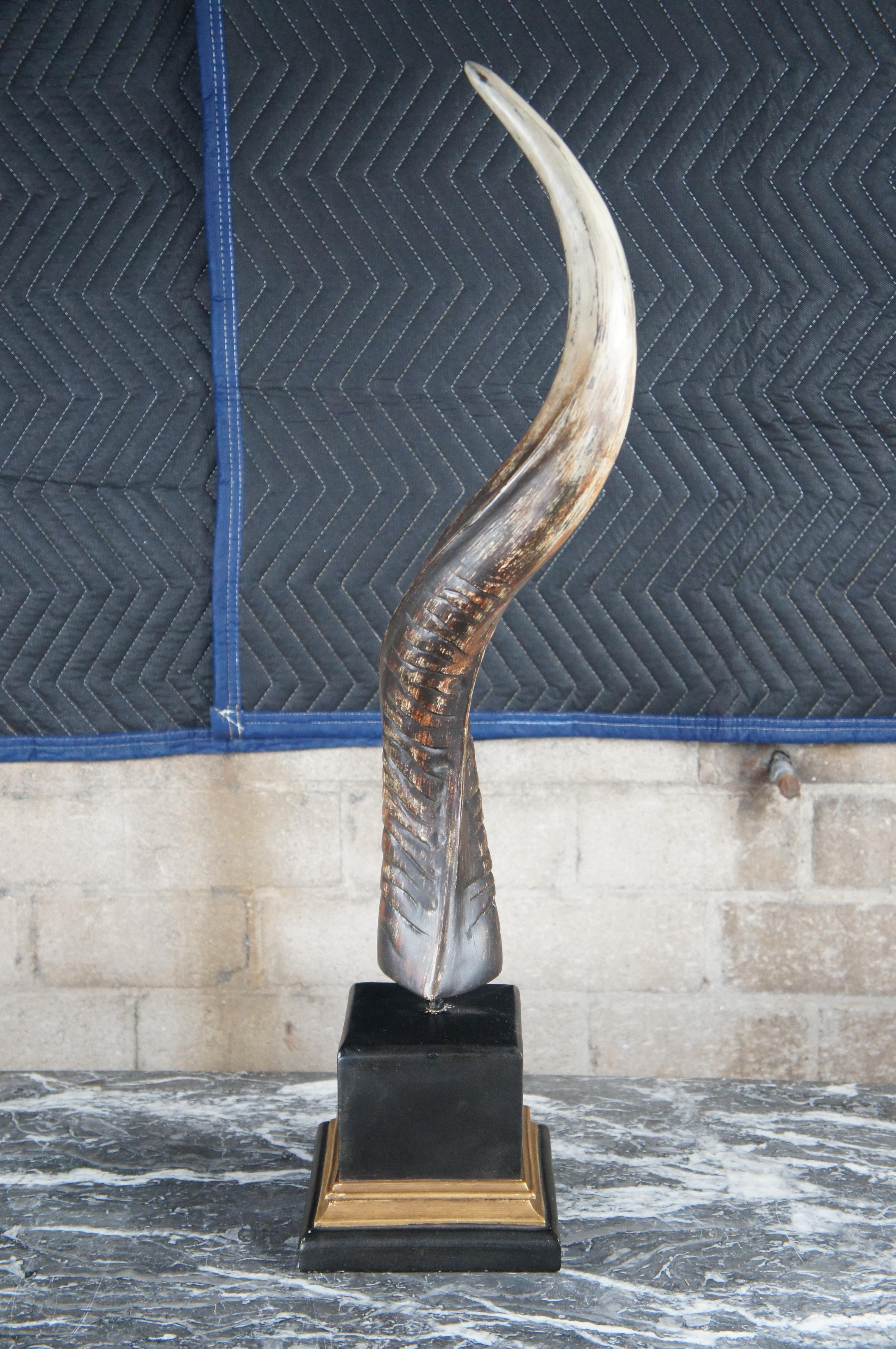 Escultura de cuerno de antílope africano de imitación de kudú sobre soporte Decoración de casa de campo de taxidermia 30 pulgadas en Bueno estado para la venta en Dayton, OH