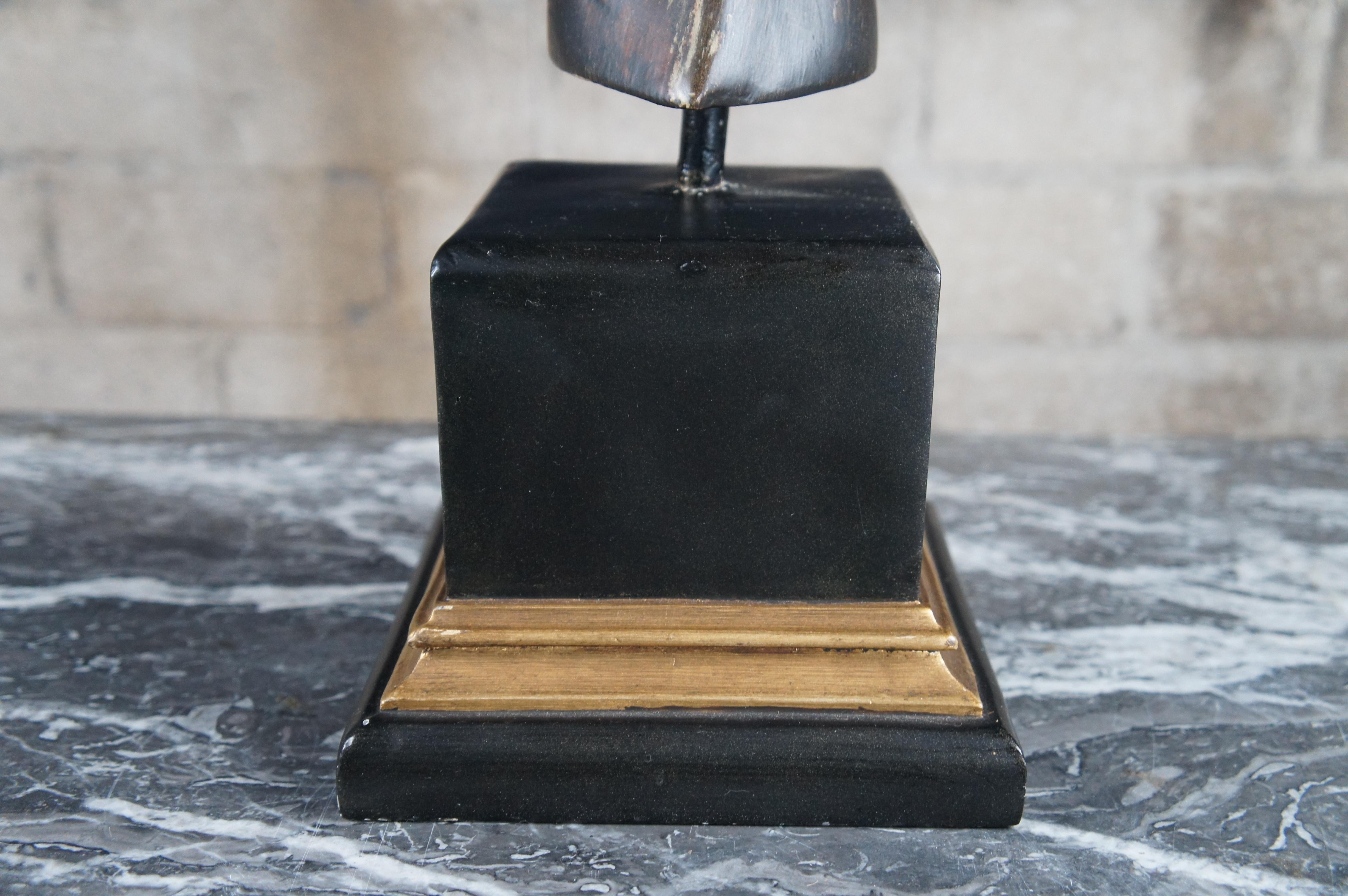 Escultura de cuerno de antílope africano de imitación de kudú sobre soporte Decoración de casa de campo de taxidermia 30 pulgadas siglo XX en venta