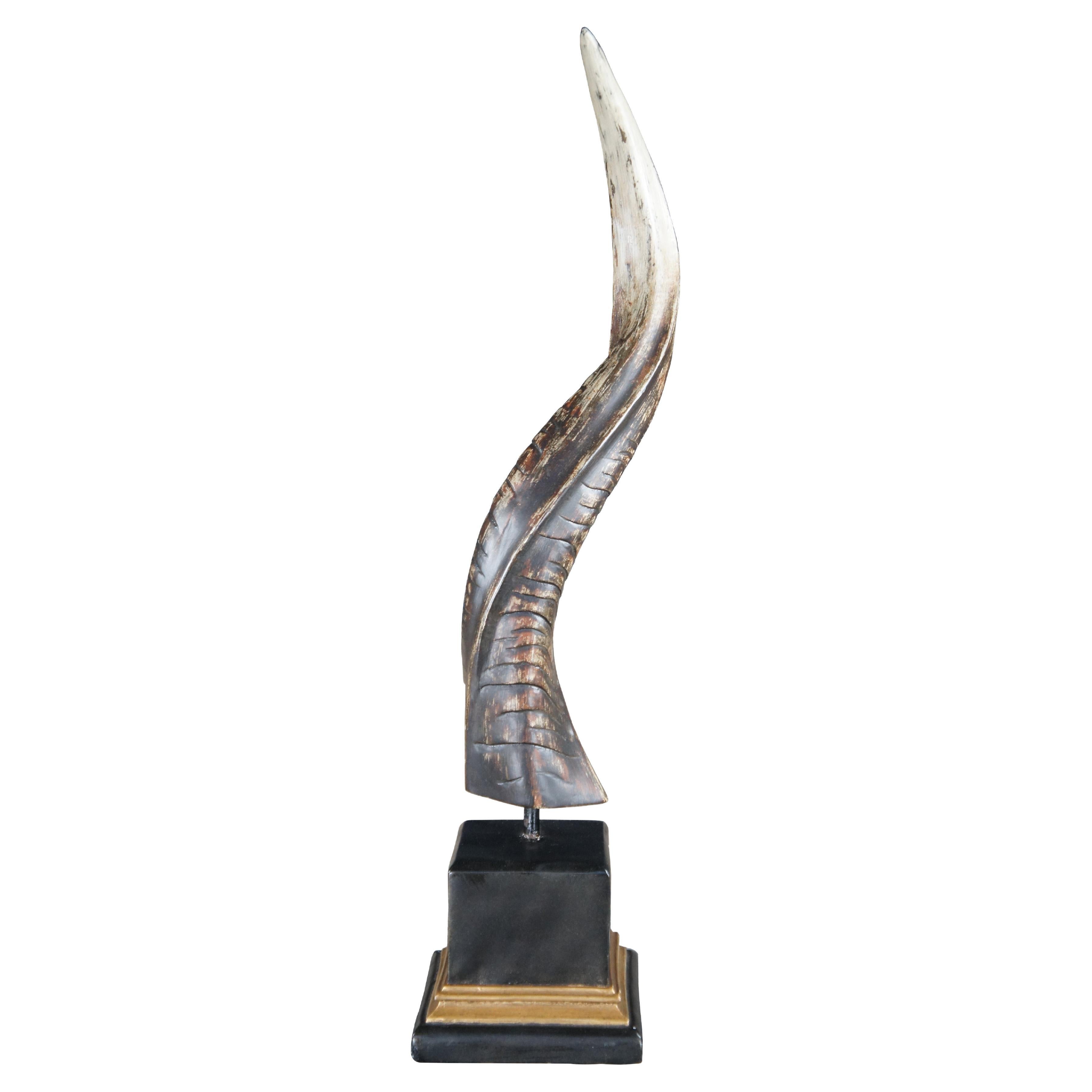 Escultura de cuerno de antílope africano de imitación de kudú sobre soporte Decoración de casa de campo de taxidermia 30 pulgadas en venta