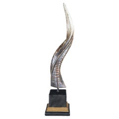 Escultura de cuerno de antílope africano de imitación de kudú sobre soporte Decoración de casa de campo de taxidermia 30 pulgadas