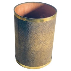 Corbeille ou poubelle en simili-cuir,  Circa  1970, fabriqué en Italie