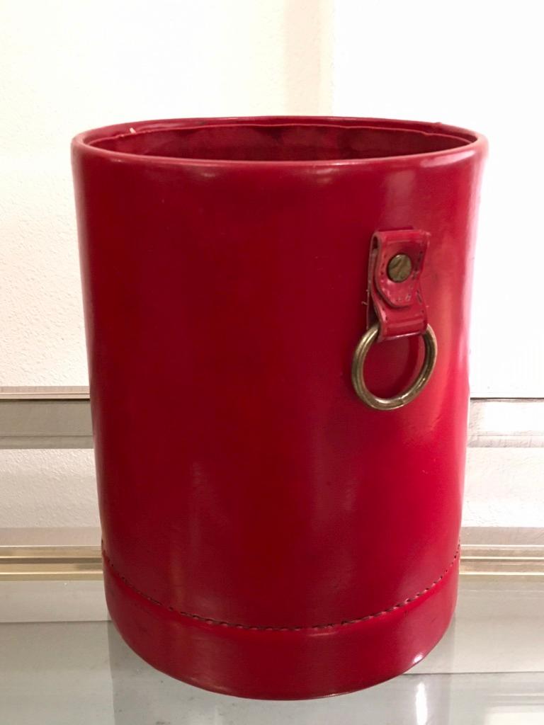Corbeille à papier en faux cuir rouge et poignées en laiton, circa 1970
Bon état vintage
Faux cuir également à l'intérieur.