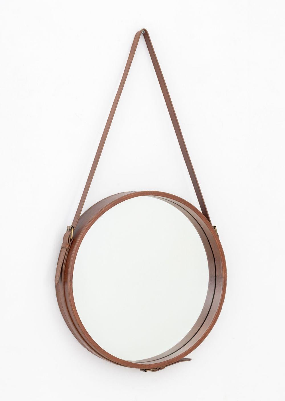 Moderne Miroirs encadrés avec courroie en simili cuir, paire en vente